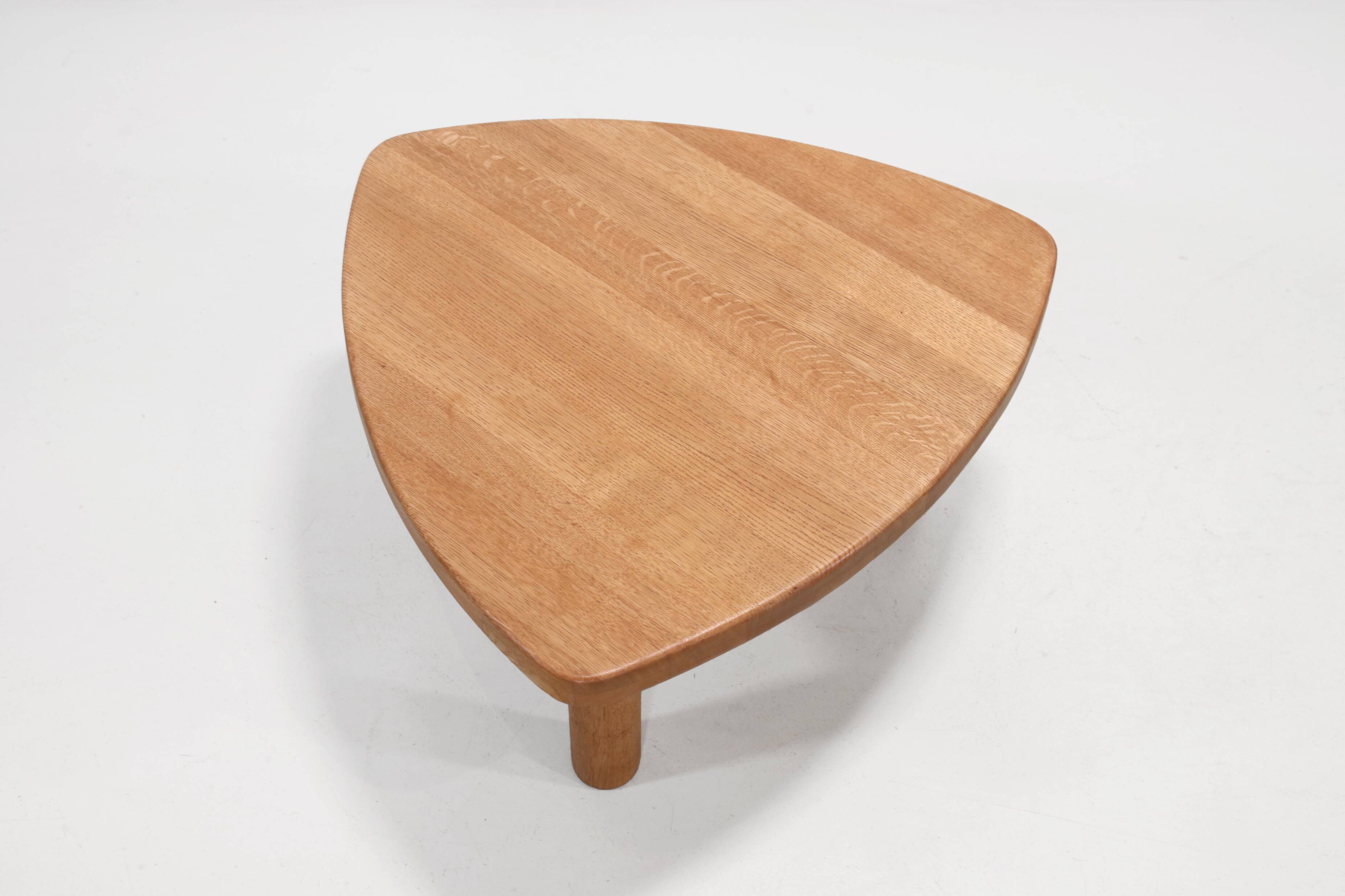 Table d'appoint triangulaire vintage en chêne
