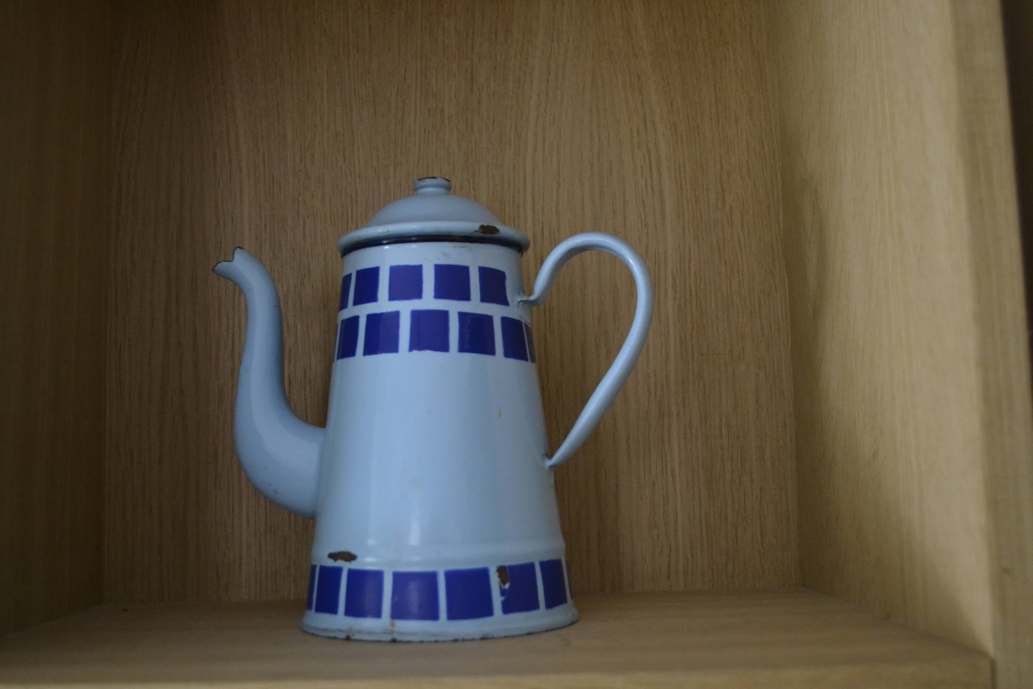 Cafetière bleue en tôle émaillée
