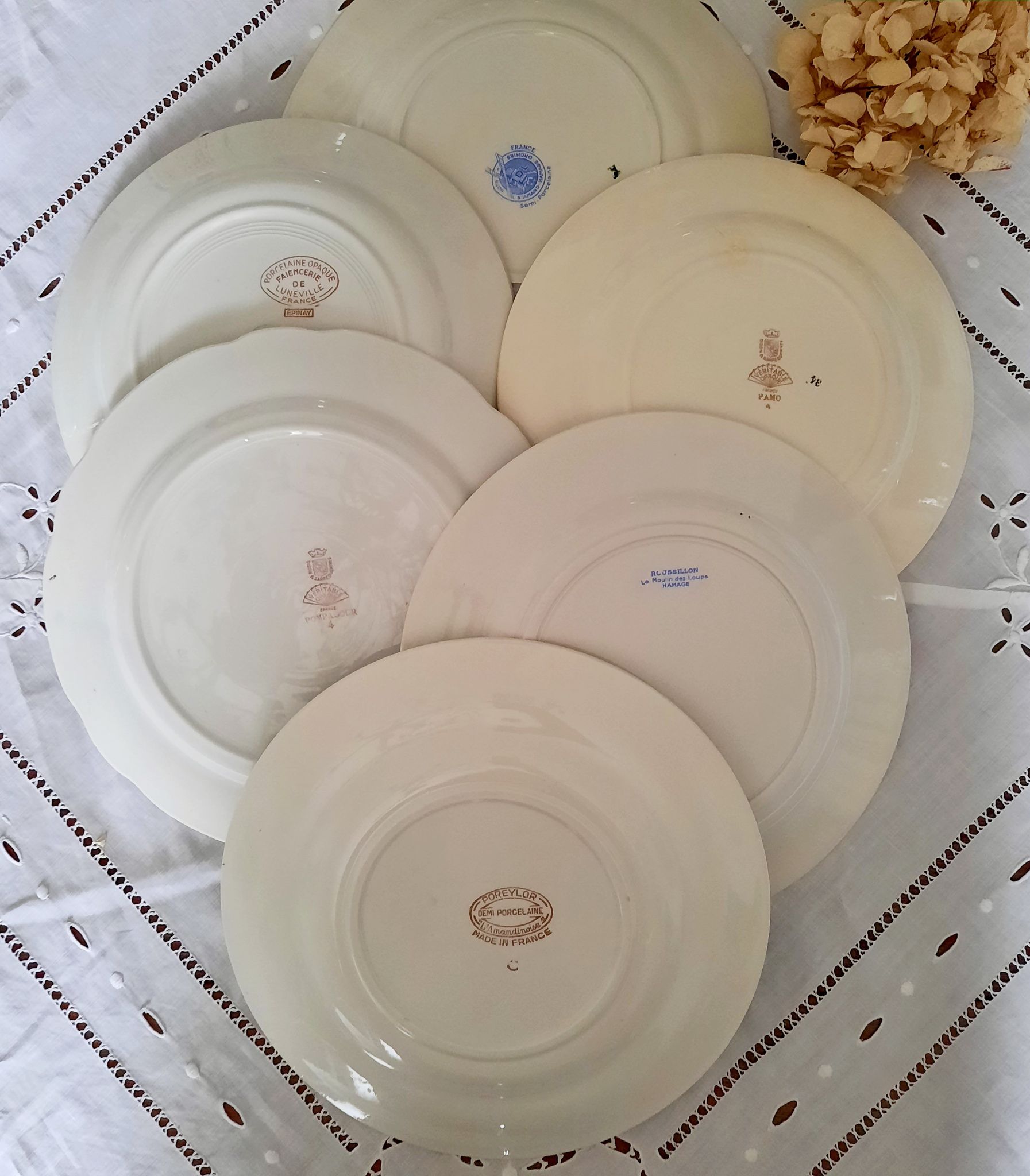 Assiettes plates anciennes dépareillées en faïence avec doré