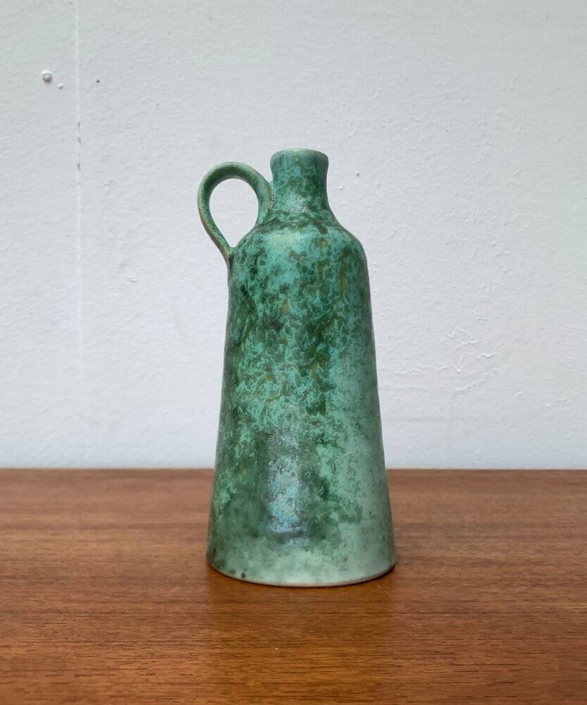 Minimalist ceramic vase carafe from the East German studio GDR by Kerstin and Ralf Unterstab for Kunsttöpferei Unterstab KTU, 1960s.