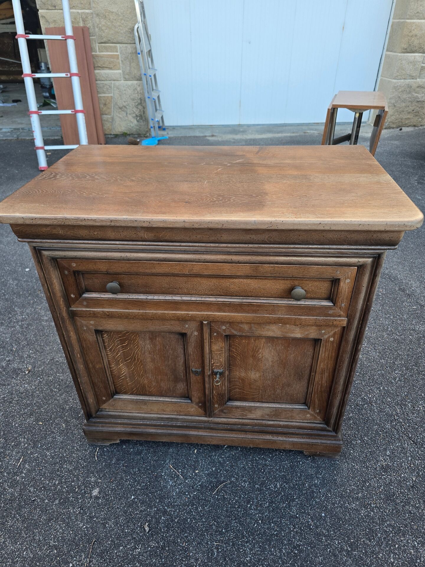 Rotating TV unit in solid oak