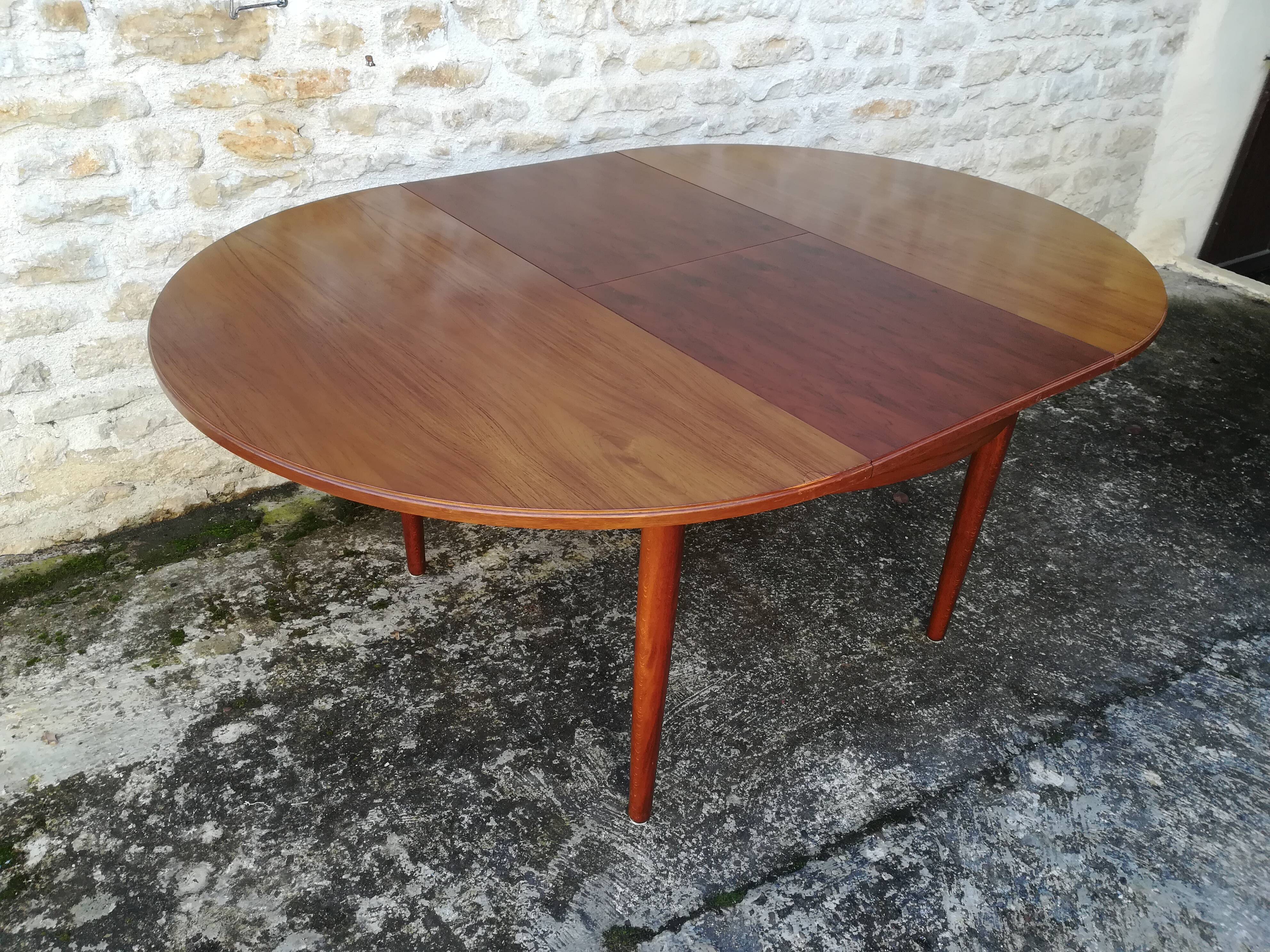 Scandinavian table with extension