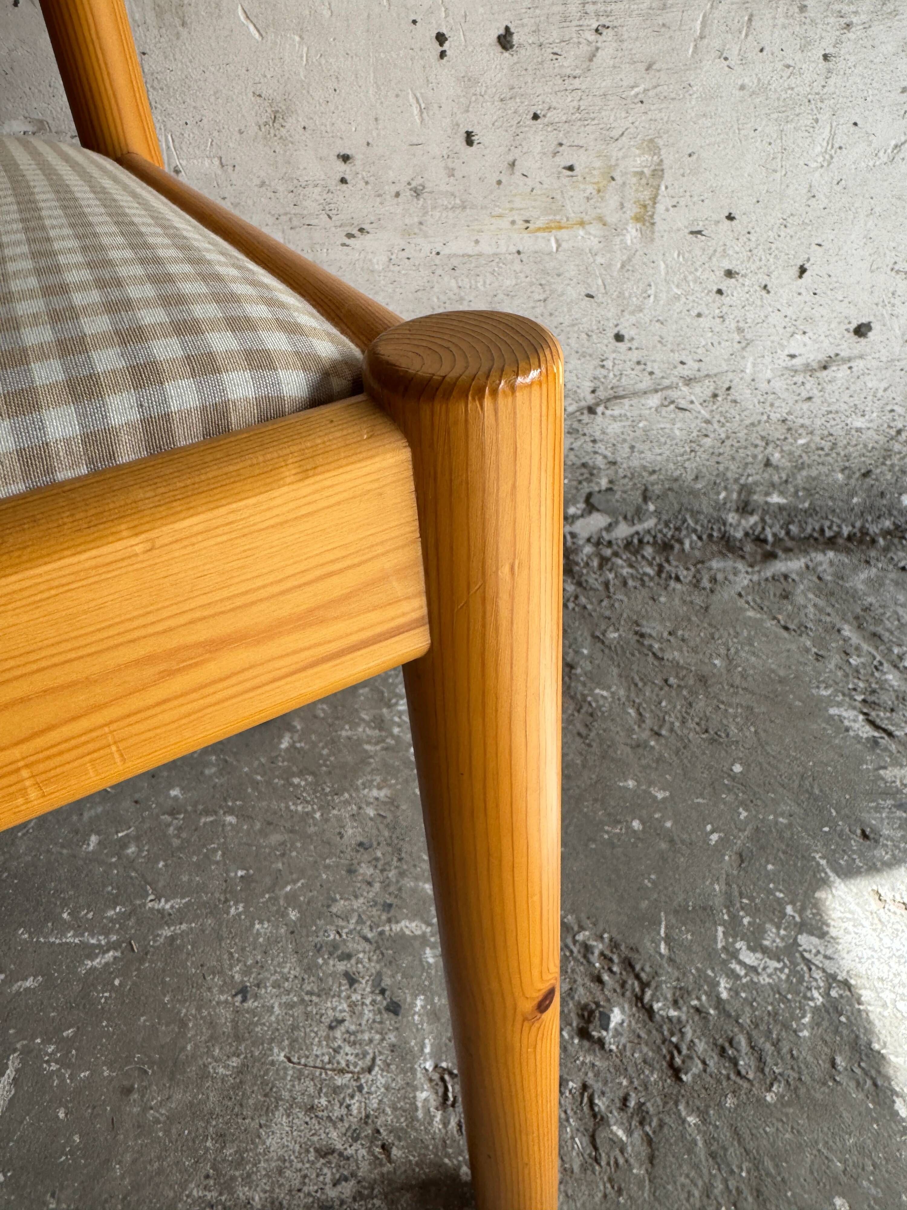 Set of 4 Scandinavian dining chairs in light wood.