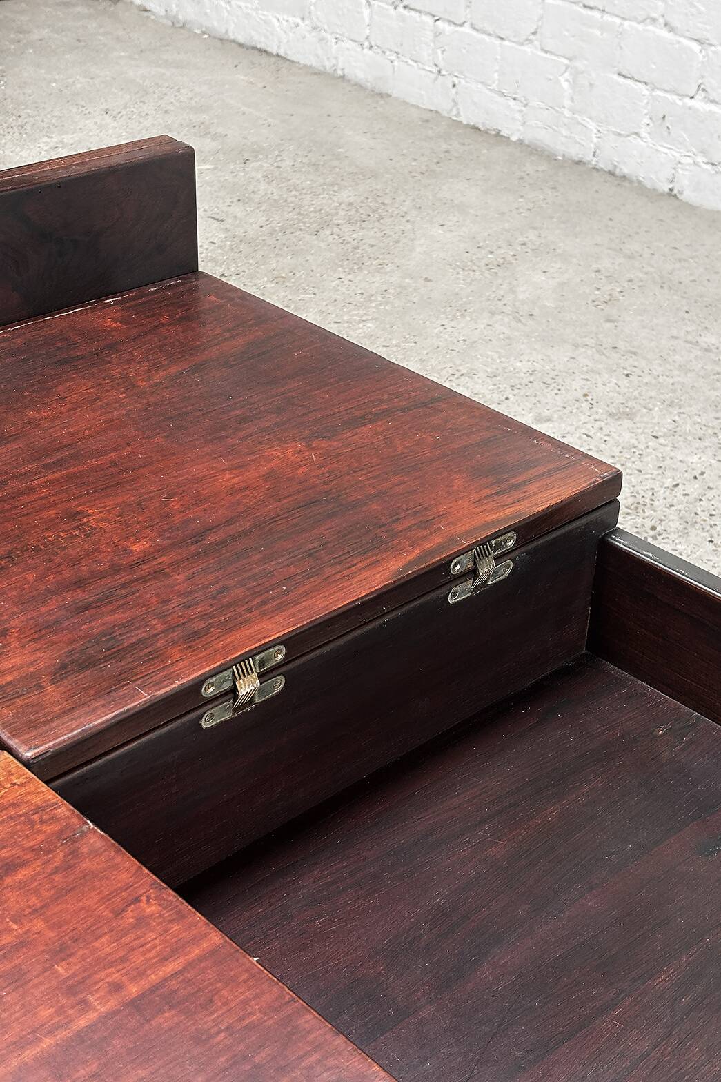 Table basse carrée en noyer avec rangement par Giovanni Michelucci, Italie 1960