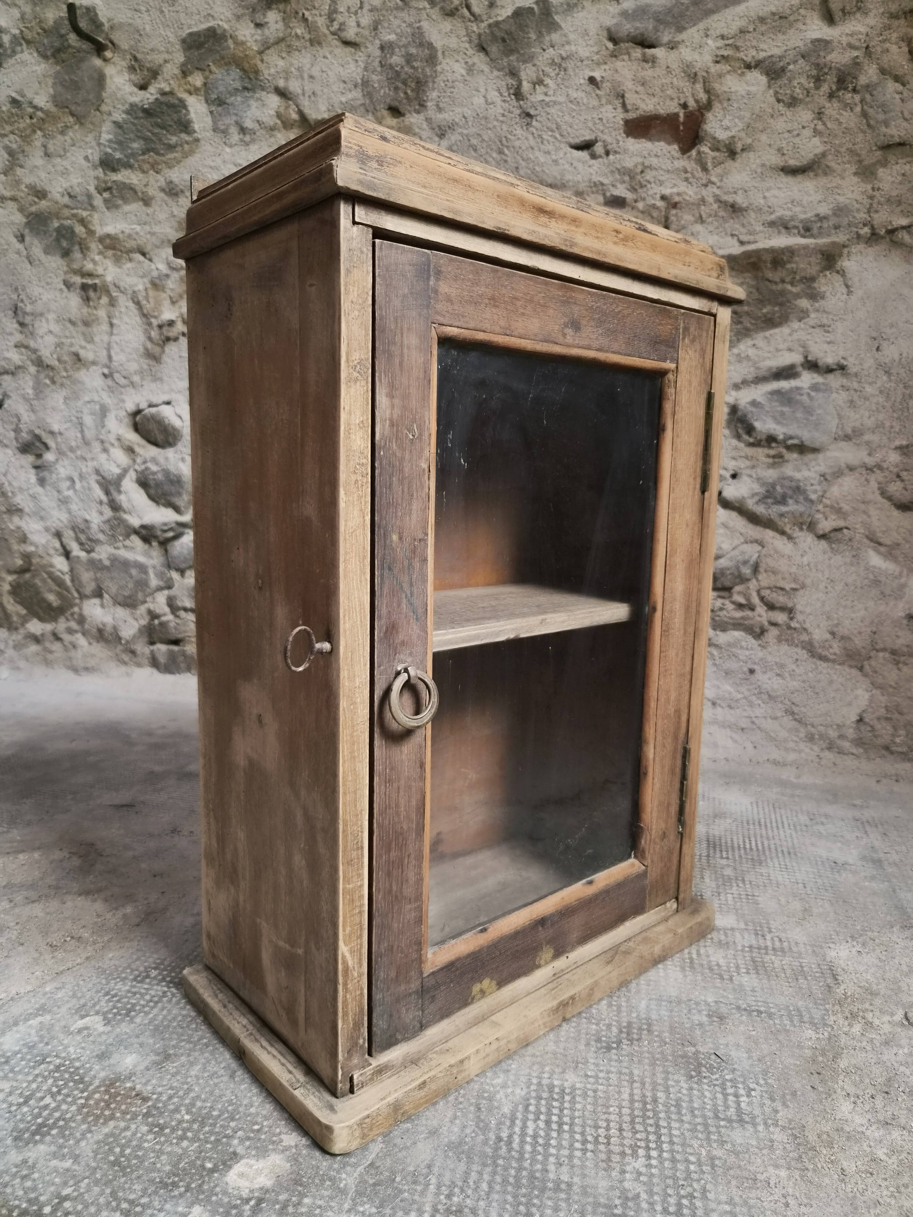Armoire murale française ancienne, placard suspendu en pin et chêne, porte vitrée, vers 1850–1900