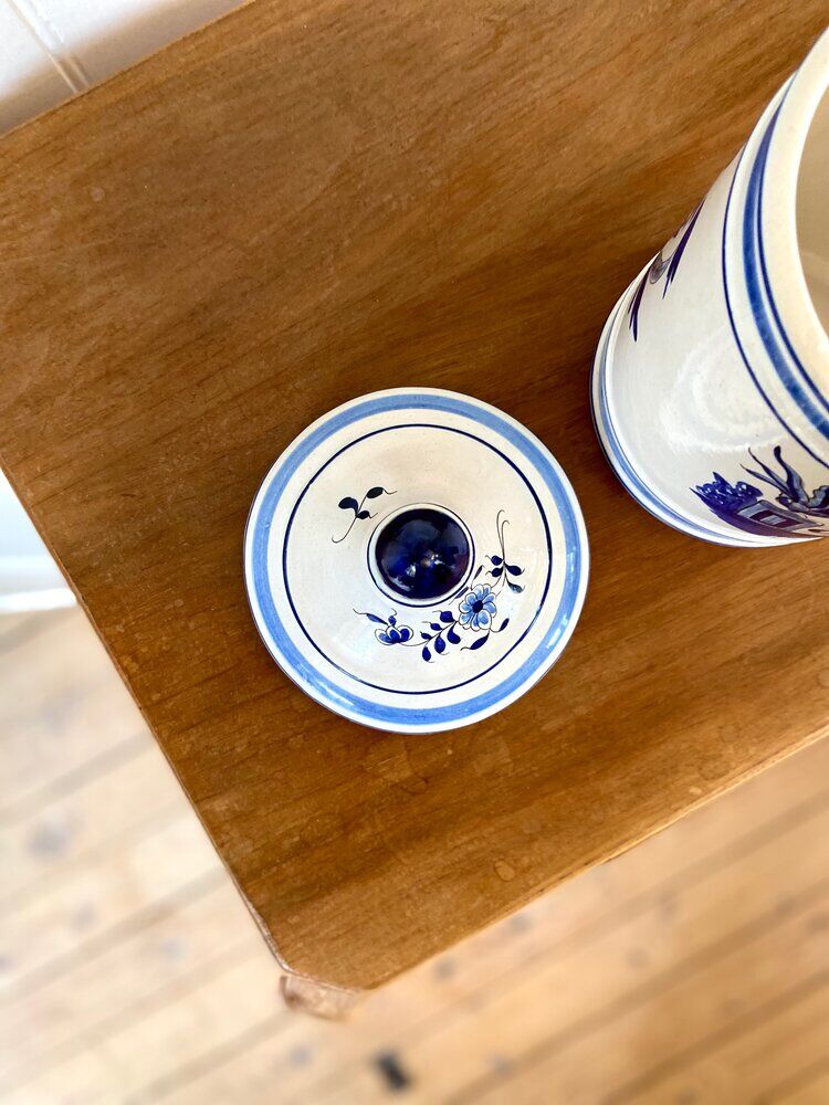 Blue earthenware jar C. Rosarum