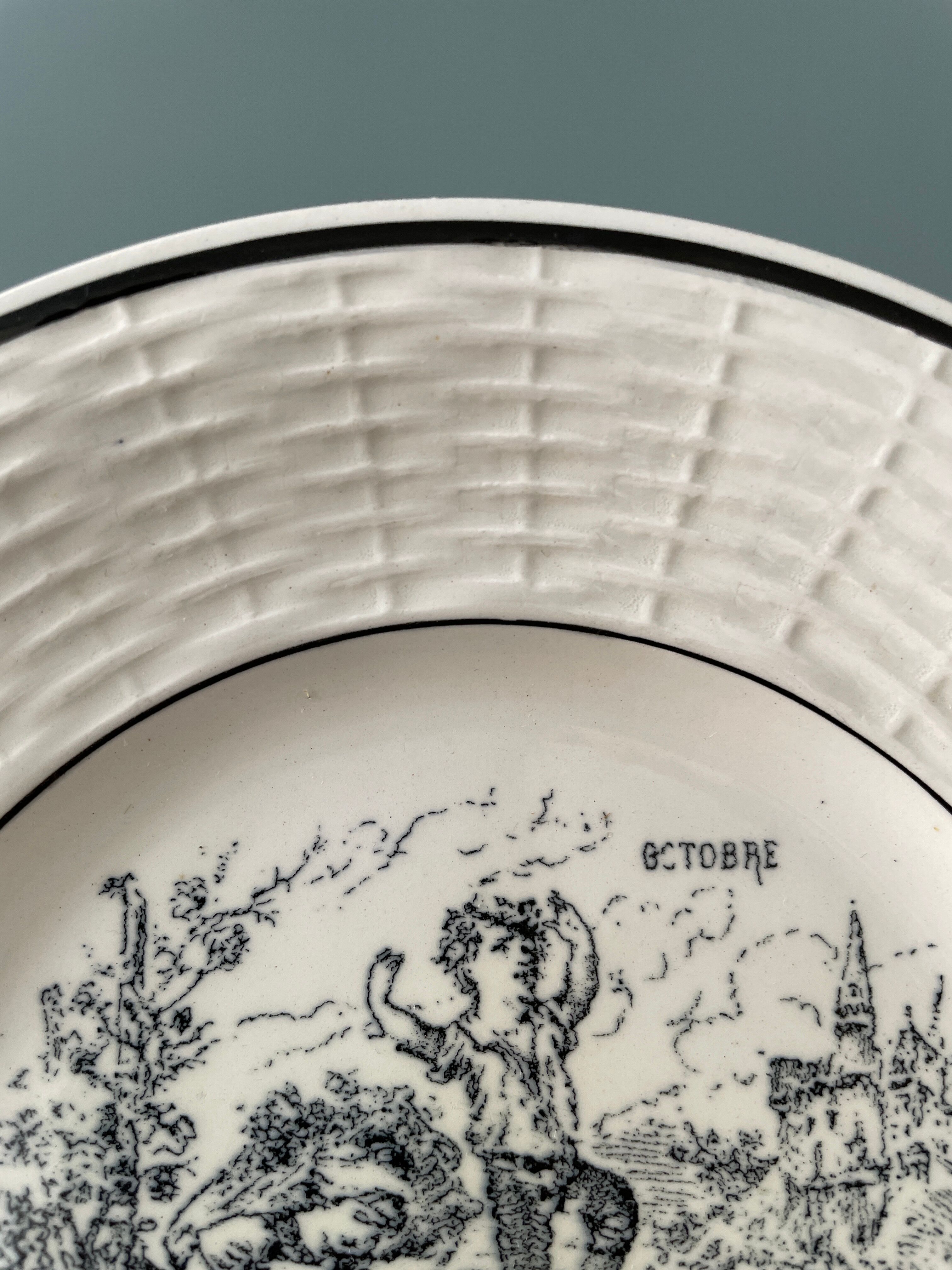 Lot de 12 petites assiettes Digoin Sarreguemines, « Les Mois »