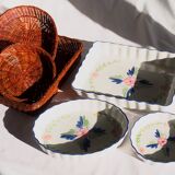 Set of 3 porcelain dishes with floral decorations, with wicker supports.