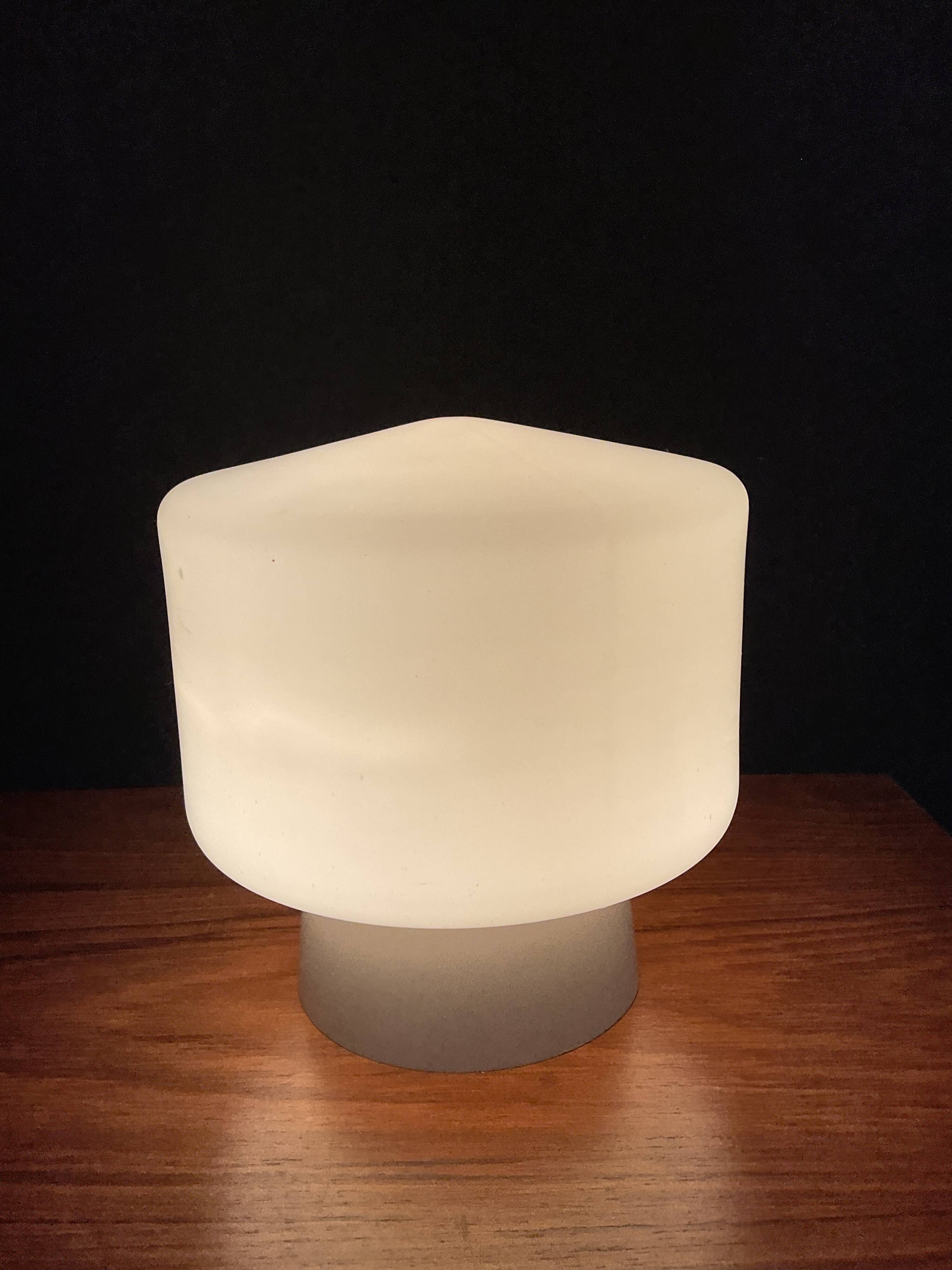 Mushroom lamp in opaline 60s