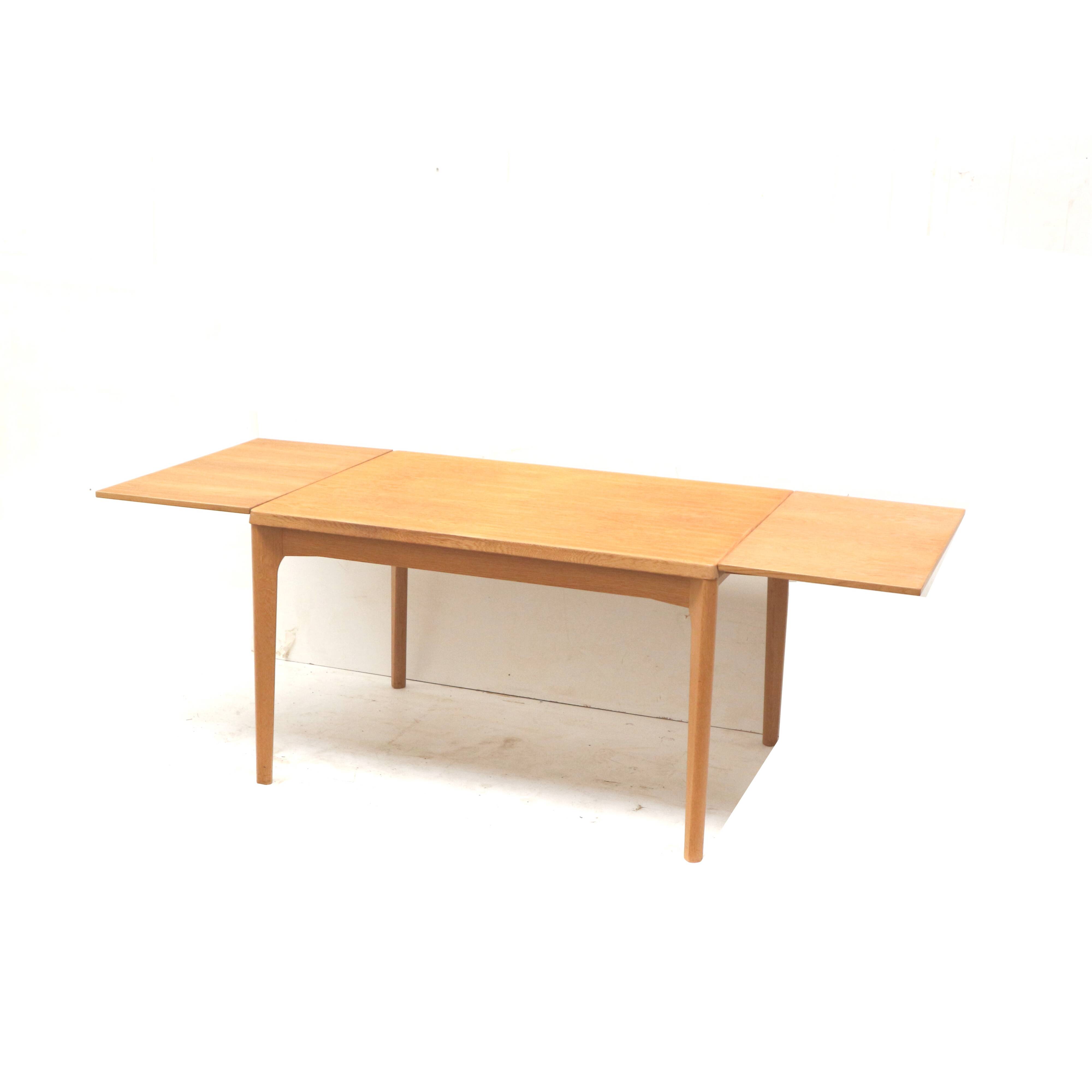 Table à manger extensible par Henning Kjaernulf pour Vejle Møbelfabrik (Danemark
