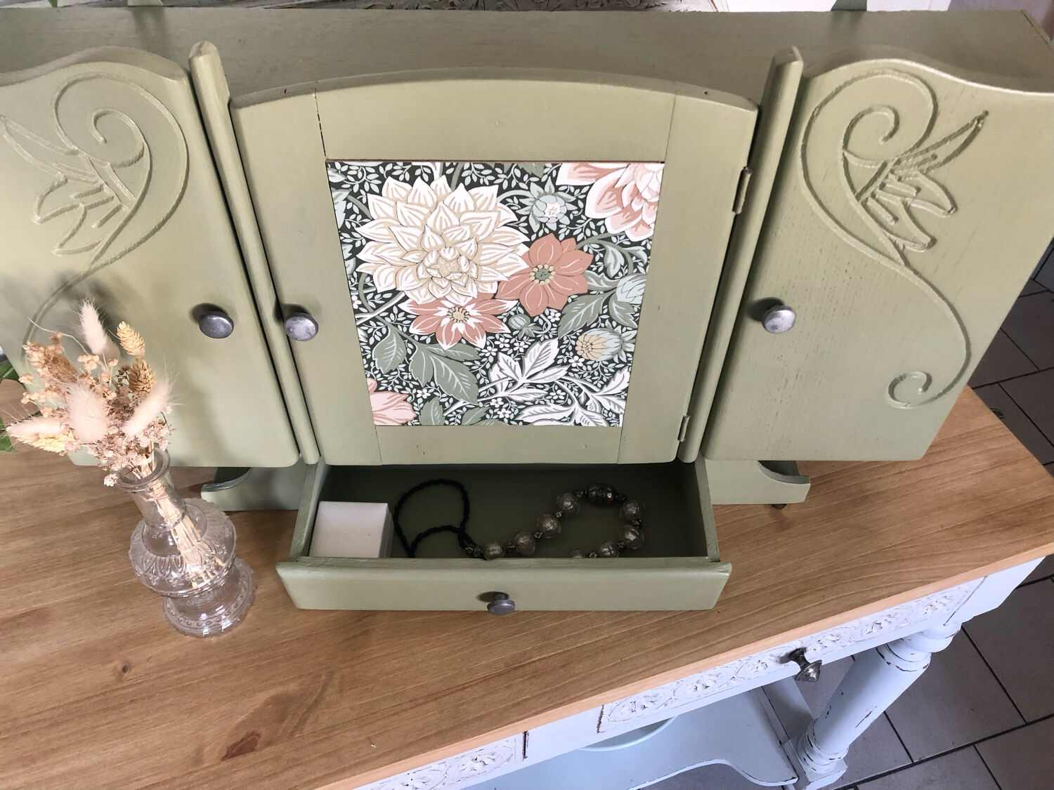 Medicine cabinet / jewelry box