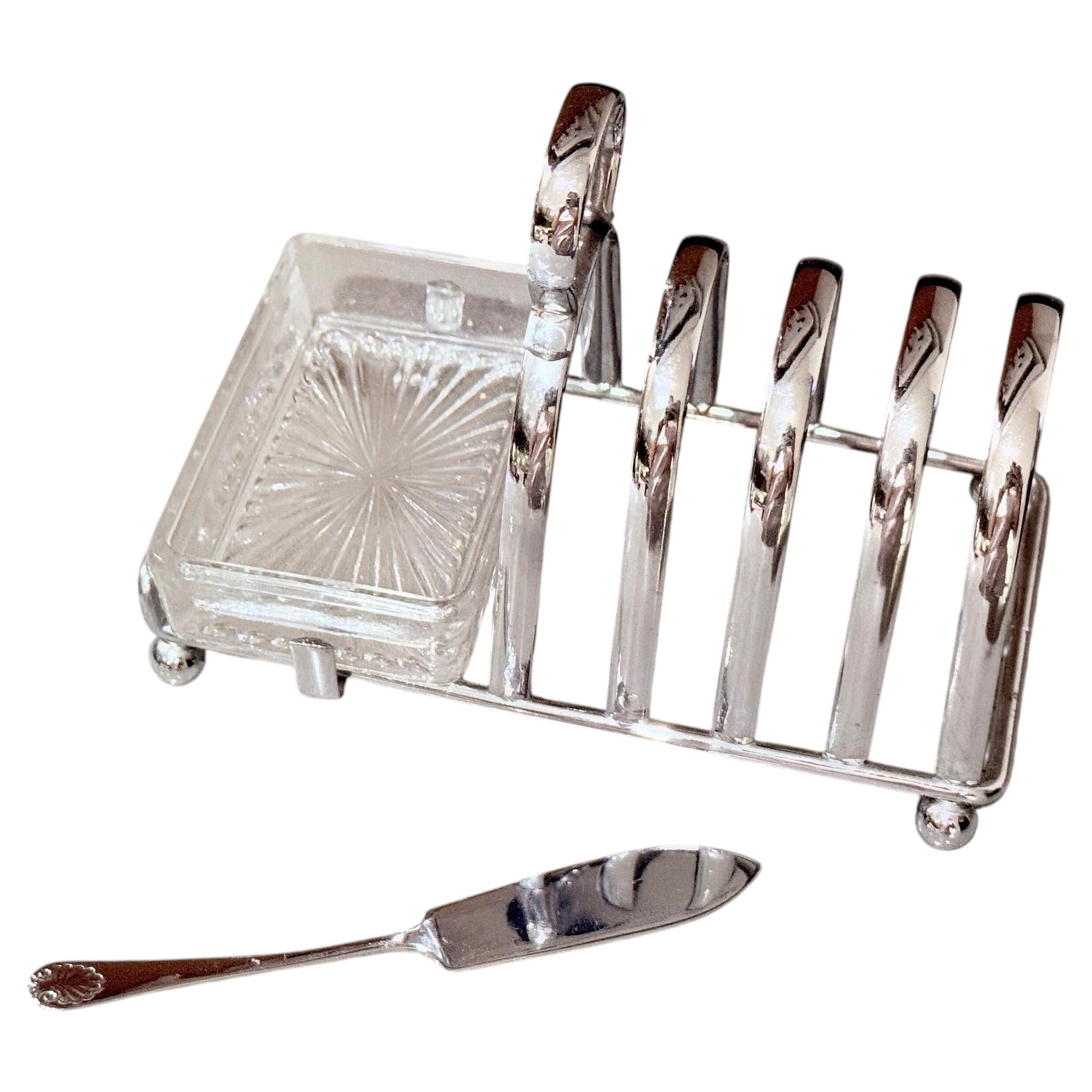 Porte-toast en argent massif Art Déco avec plateau assorti, beurrier en cristal et couteau.