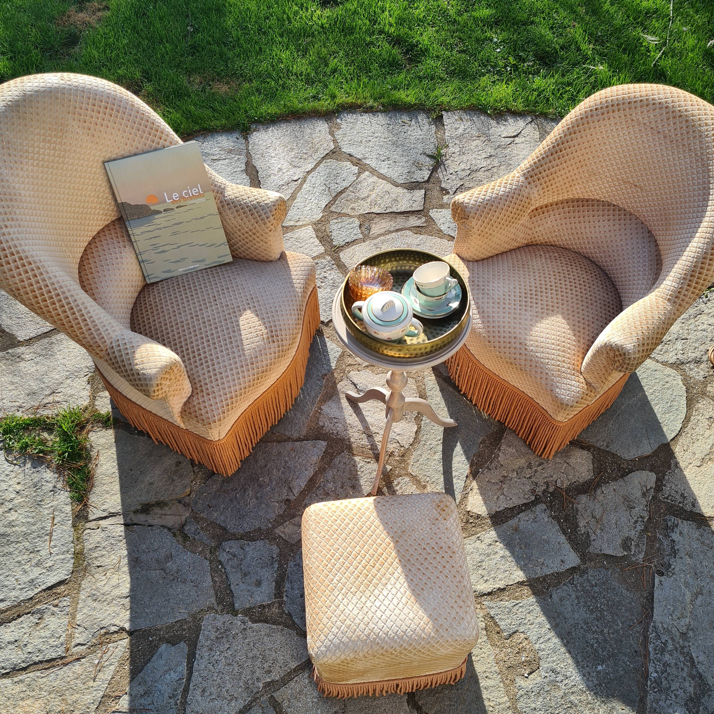 Pair of toad chairs and 1 ottoman