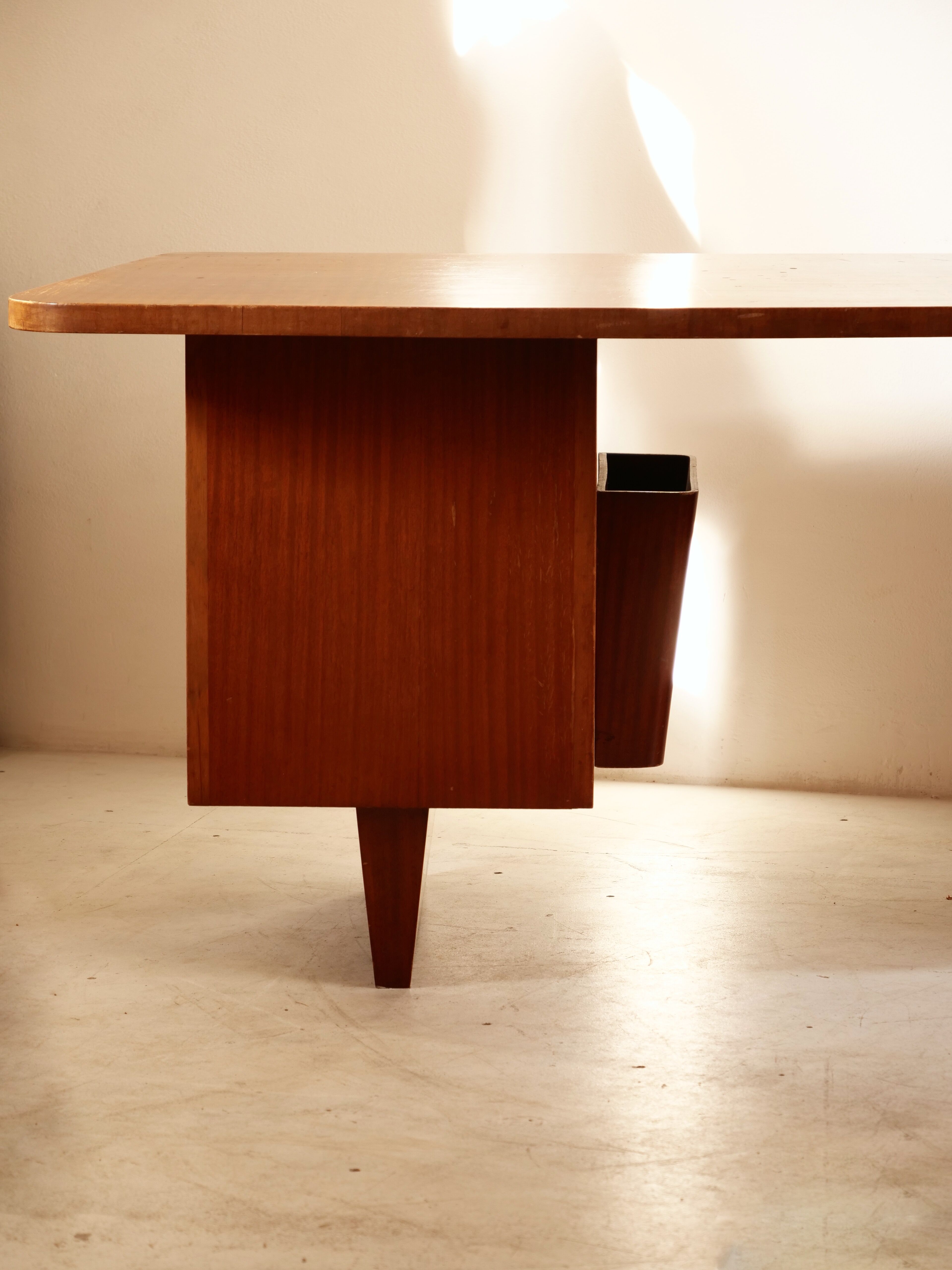 Executive desk model Boomerang standard from De Coene