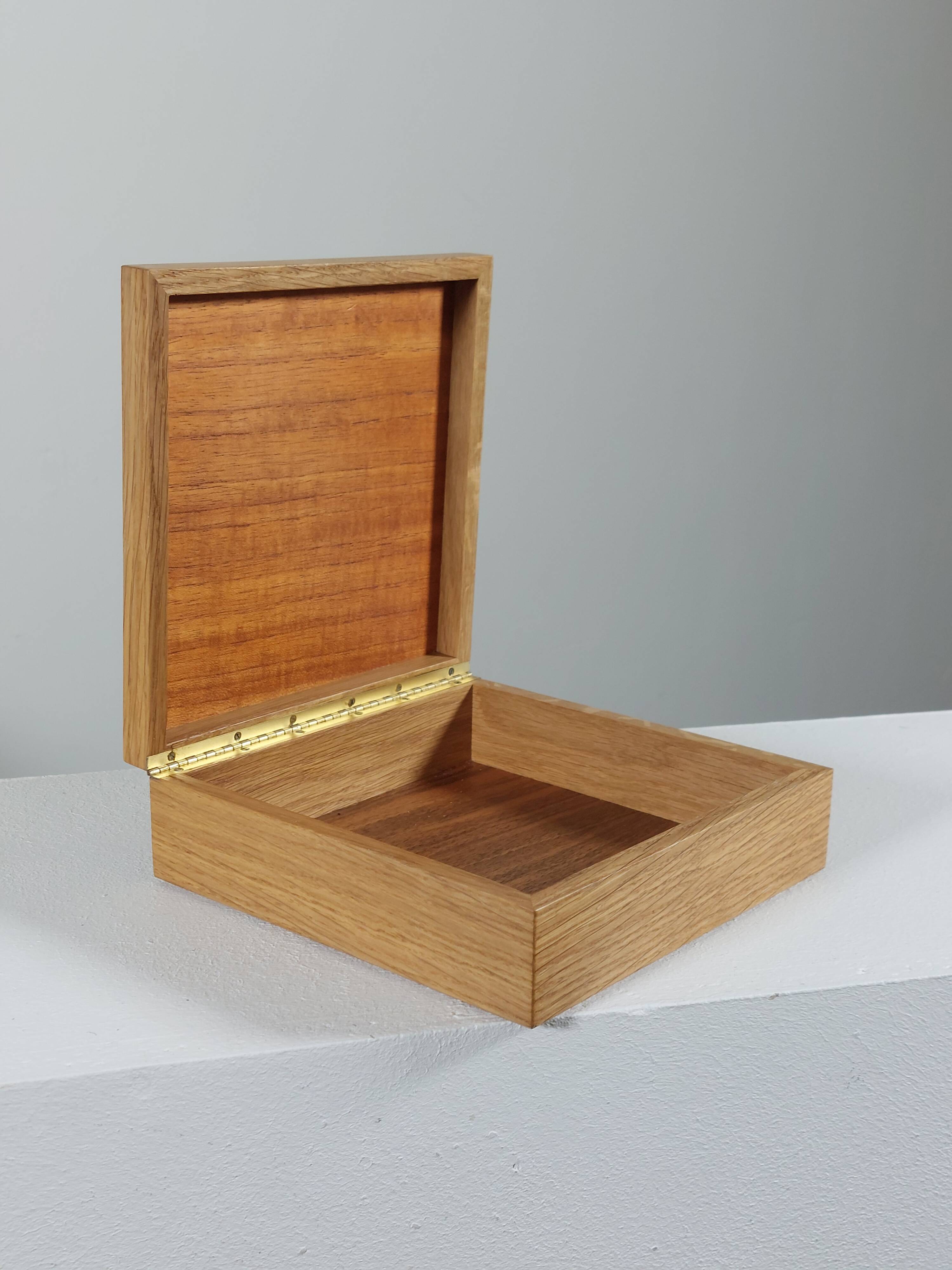 Boîte en bois vintage faite à la main avec des incrustations