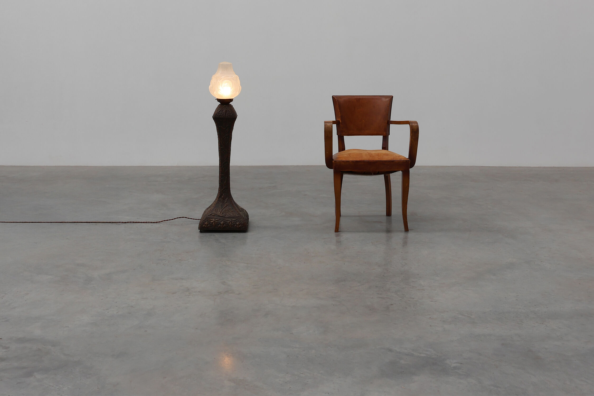 Art Nouveau floorlamp in hammered copper with frosted glass hood, Belgium