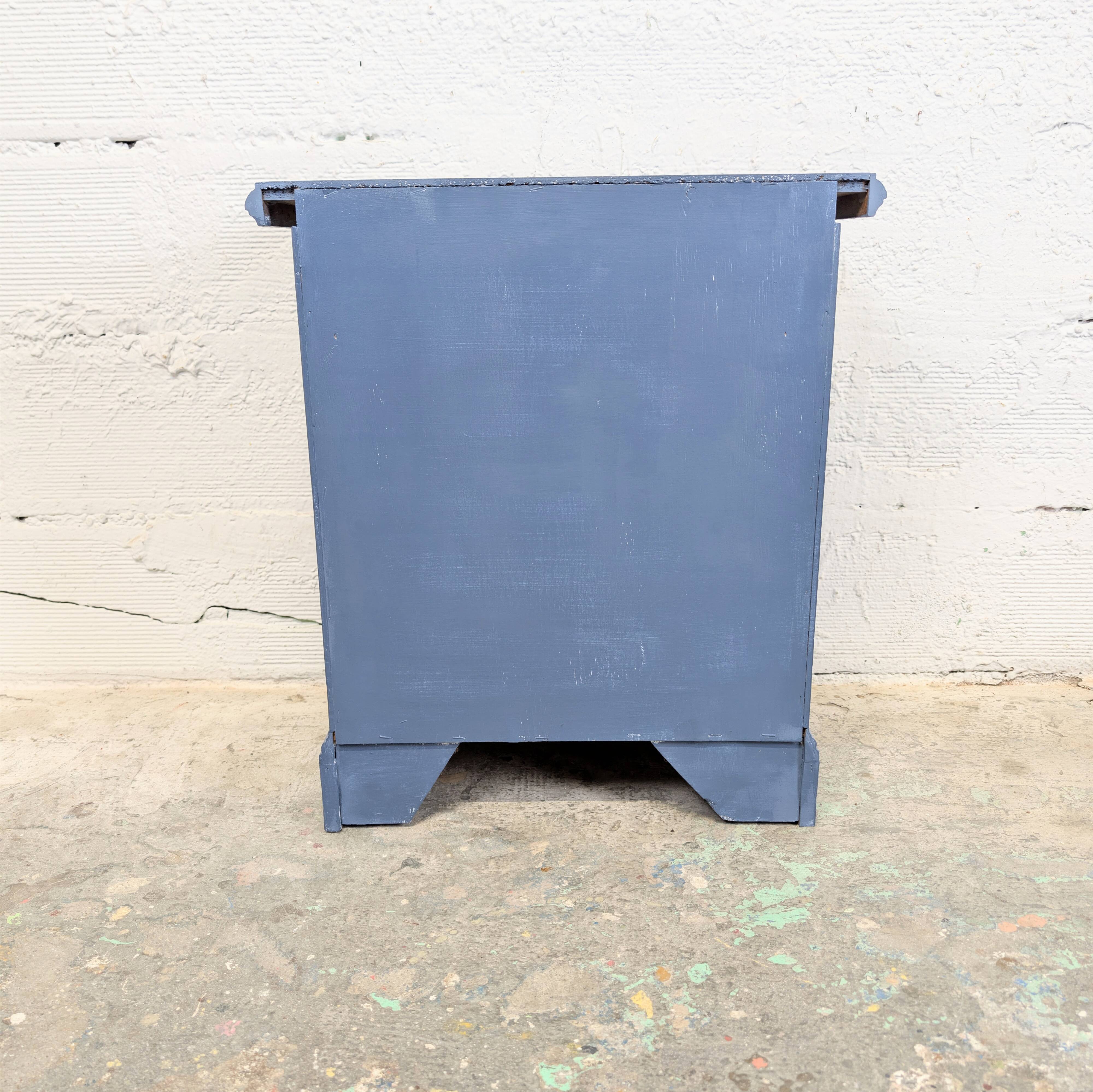 Small chest of drawers - 3 carved drawers