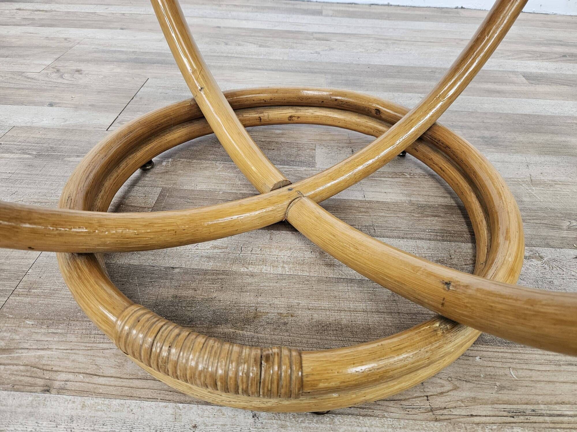 Table basse ronde vintage en bambou et verre fumé