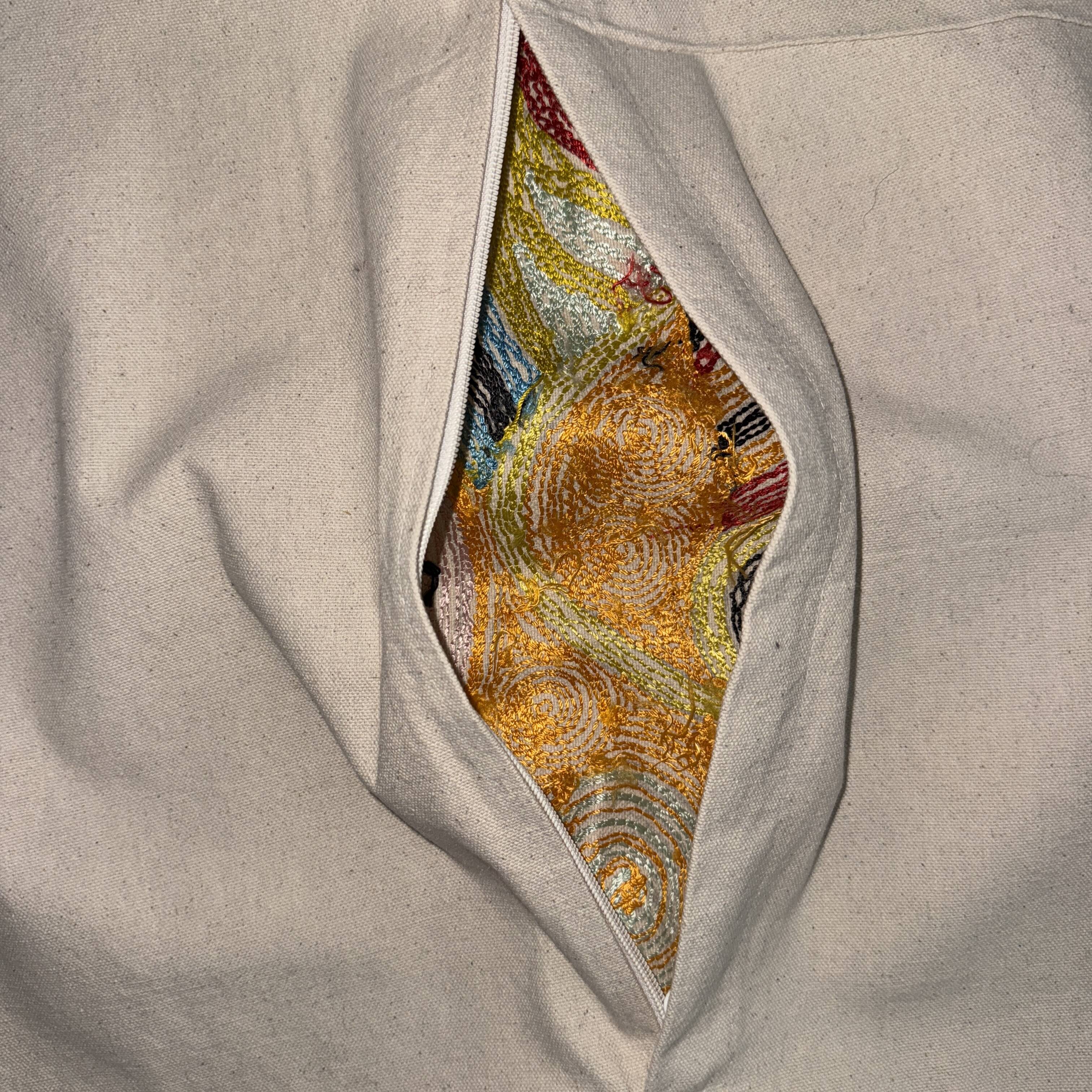 Housse de coussin brodée main en soie, art moderne, motif spirales