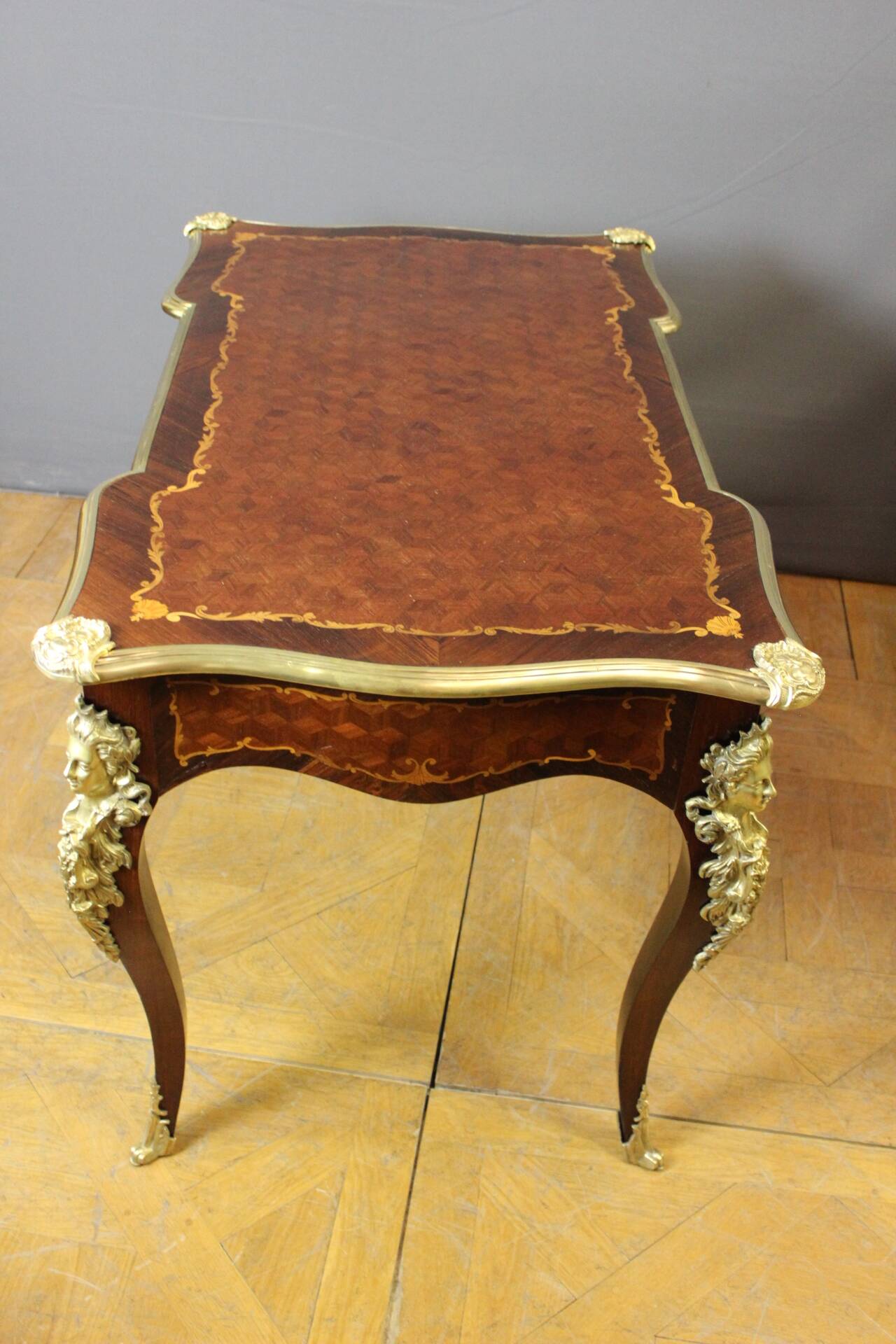 Bureau Louis XV en Marqueterie et Bronze d'époque XIX