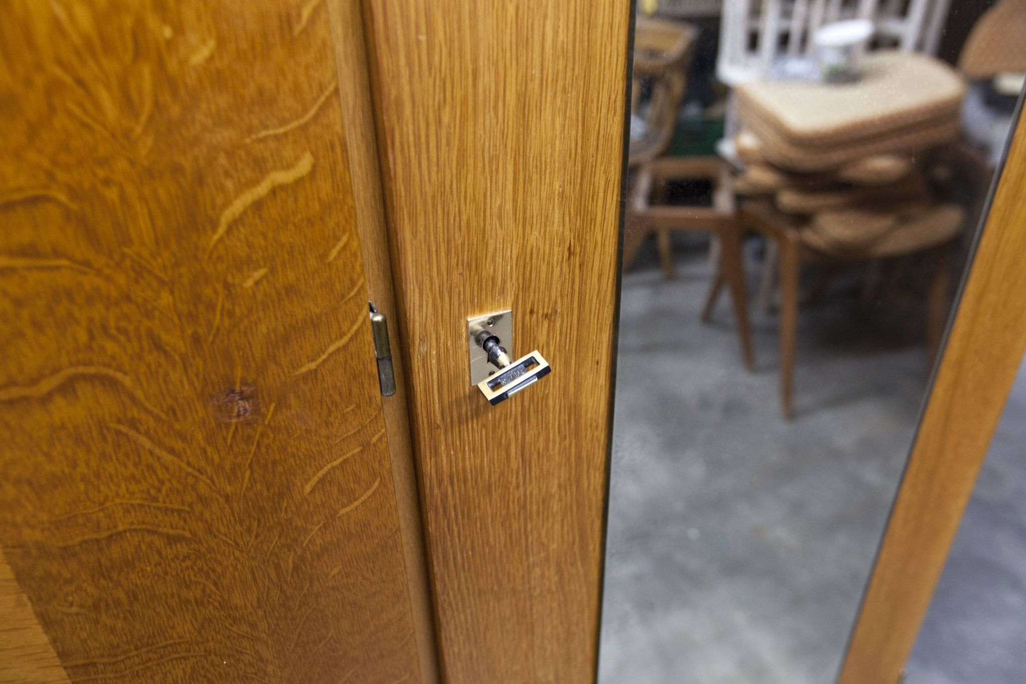 French wardrobe with tapered legs, 3 doors, 1 mirror, 27*130 and 1 t.