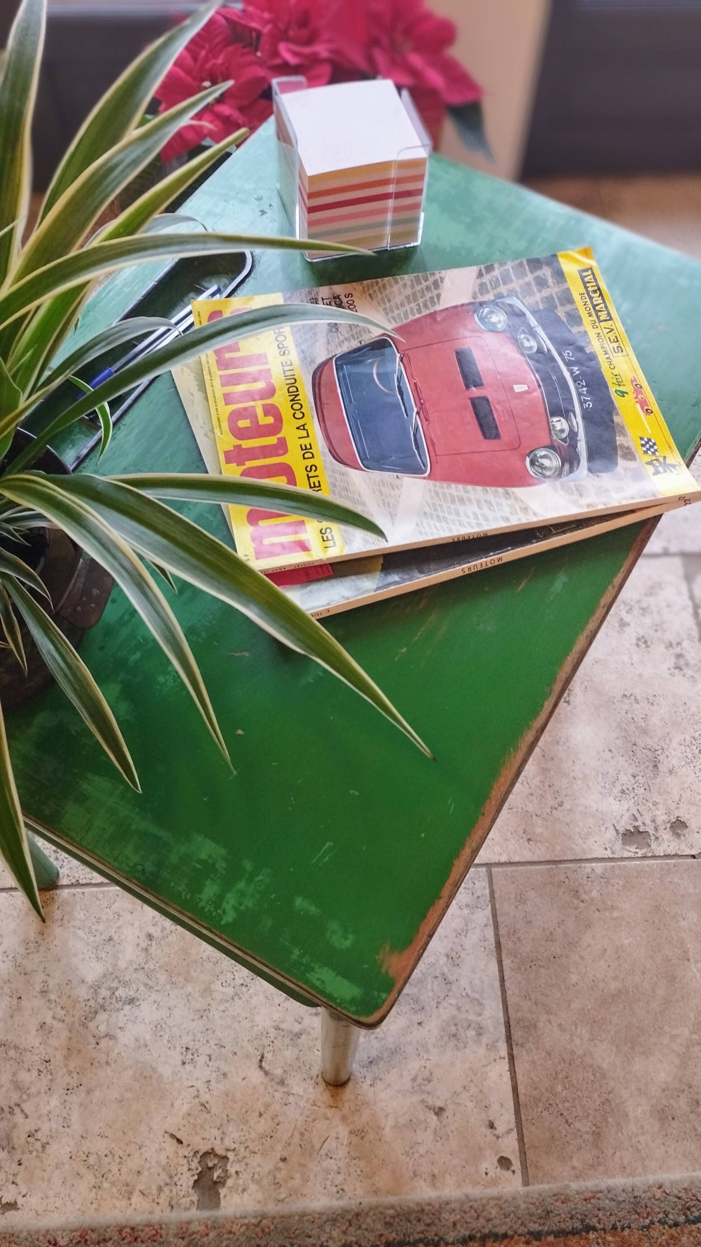 Bureau d'écolier des années 1960 sur peinture verte d'origine