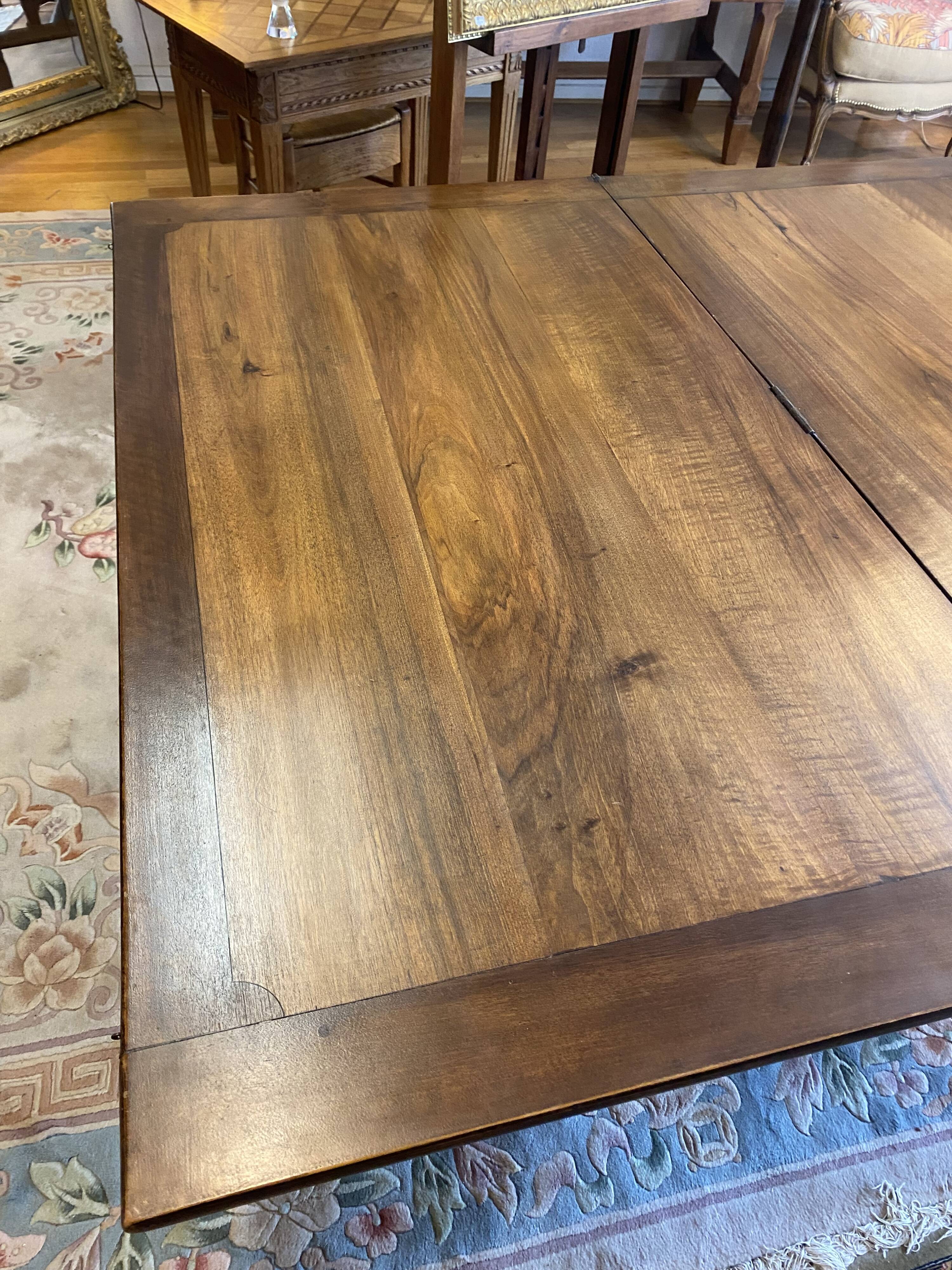 Walnut leaf table, Jacob legs