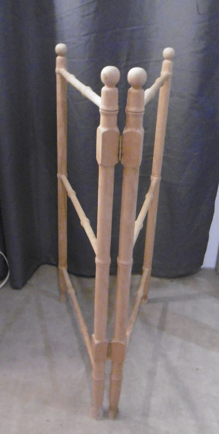 Old towel rack in natural wood XXeme
