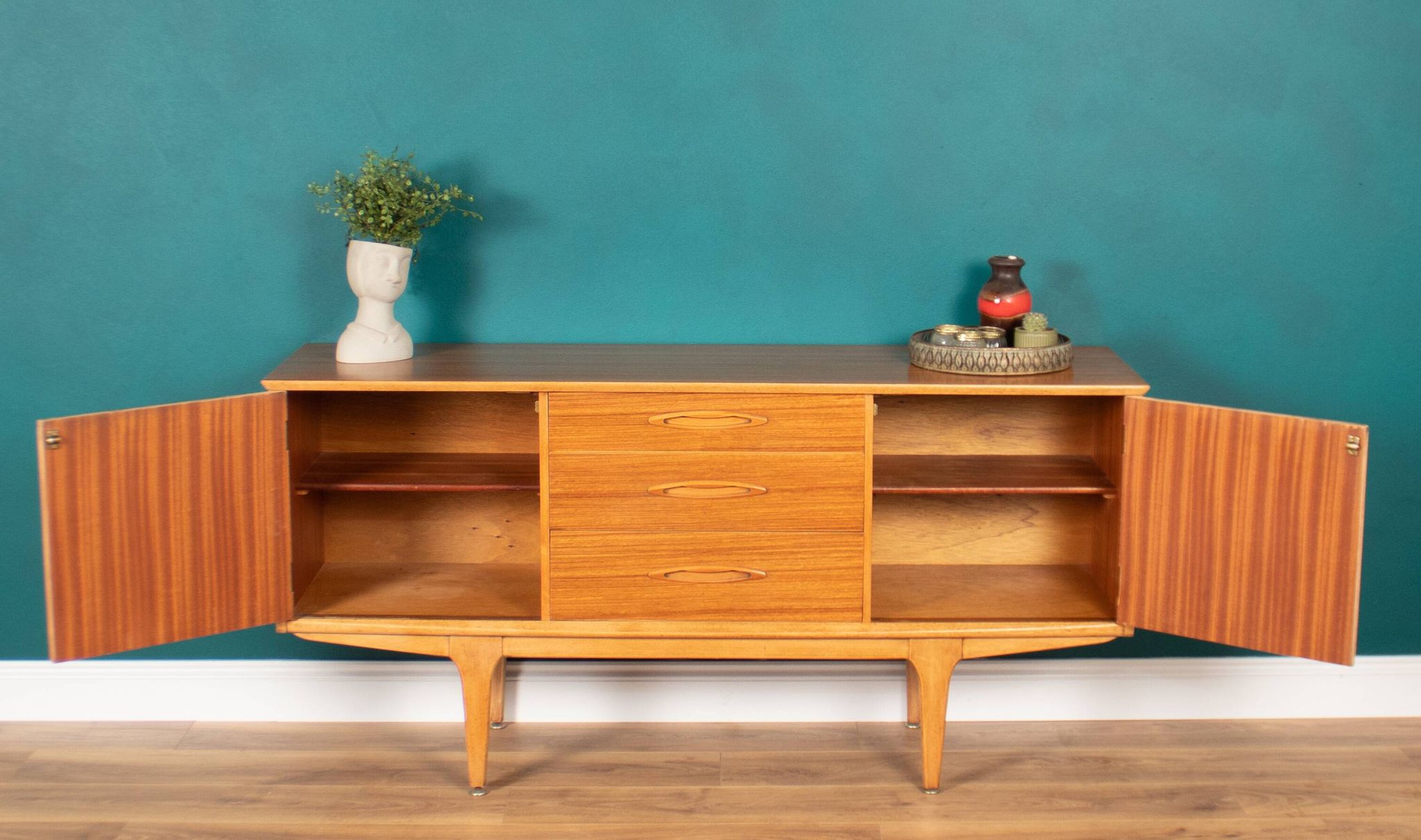 Buffet moyen Jentique Mid Century en noyer rétro des années 1960