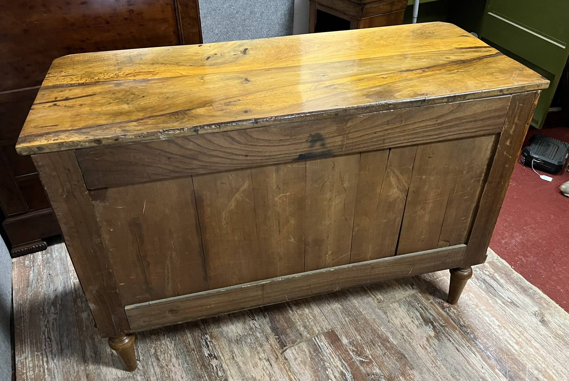 Superbe commode époque Louis XVI en noyer