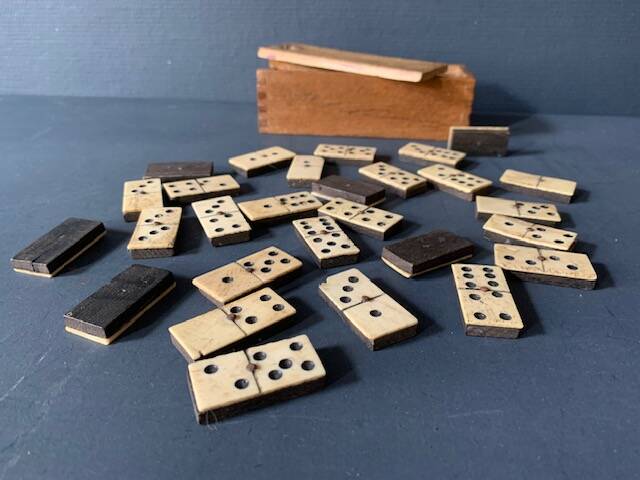 Jeu De Dominos Ancien En Bois Noirci - Incomplet (manque 1 Pièce) Avec Boîte - Occasion