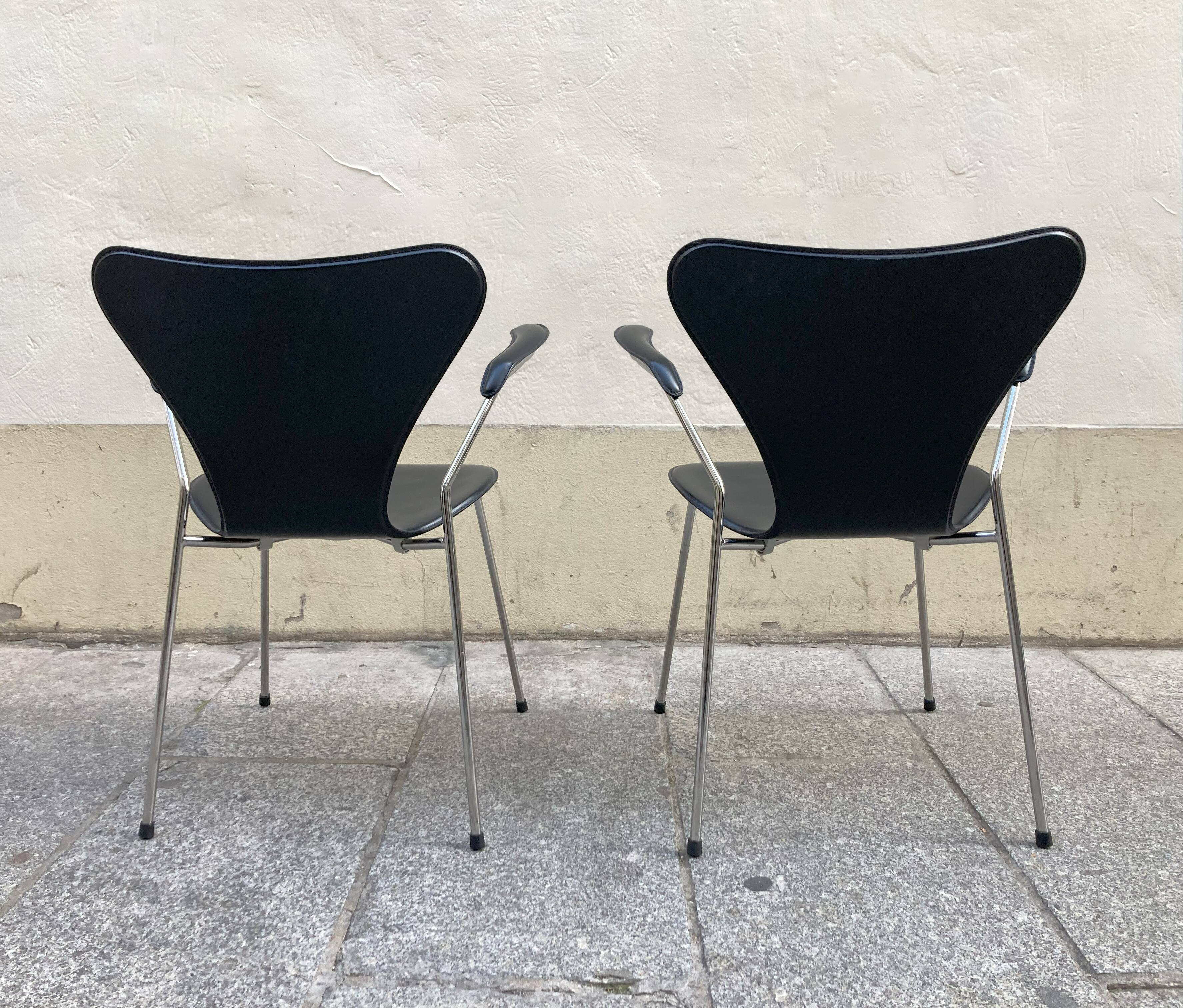 Pair of Arne Jacobsen series 7 chairs in black leather