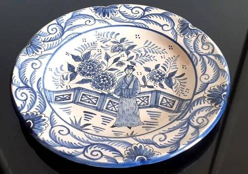 Antique plate 23.5 cm with Japonese decoration.