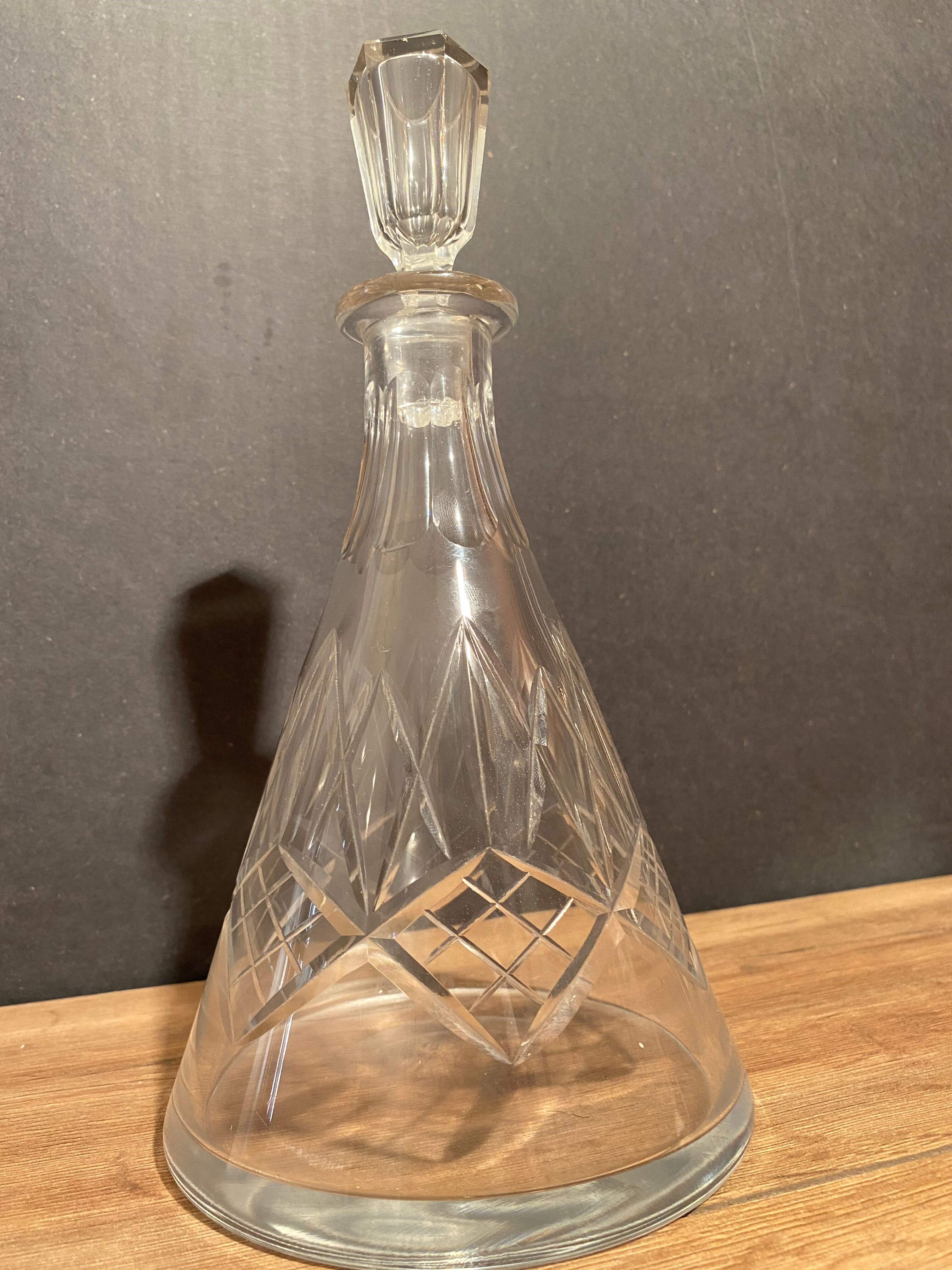 Piriform carafe in cut crystal