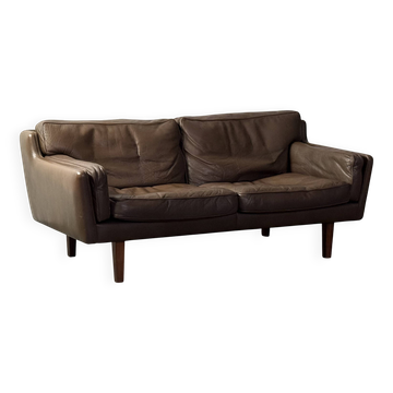 2-seater sofa in brown leather, Illum Wikkelso for Holger Christiansen