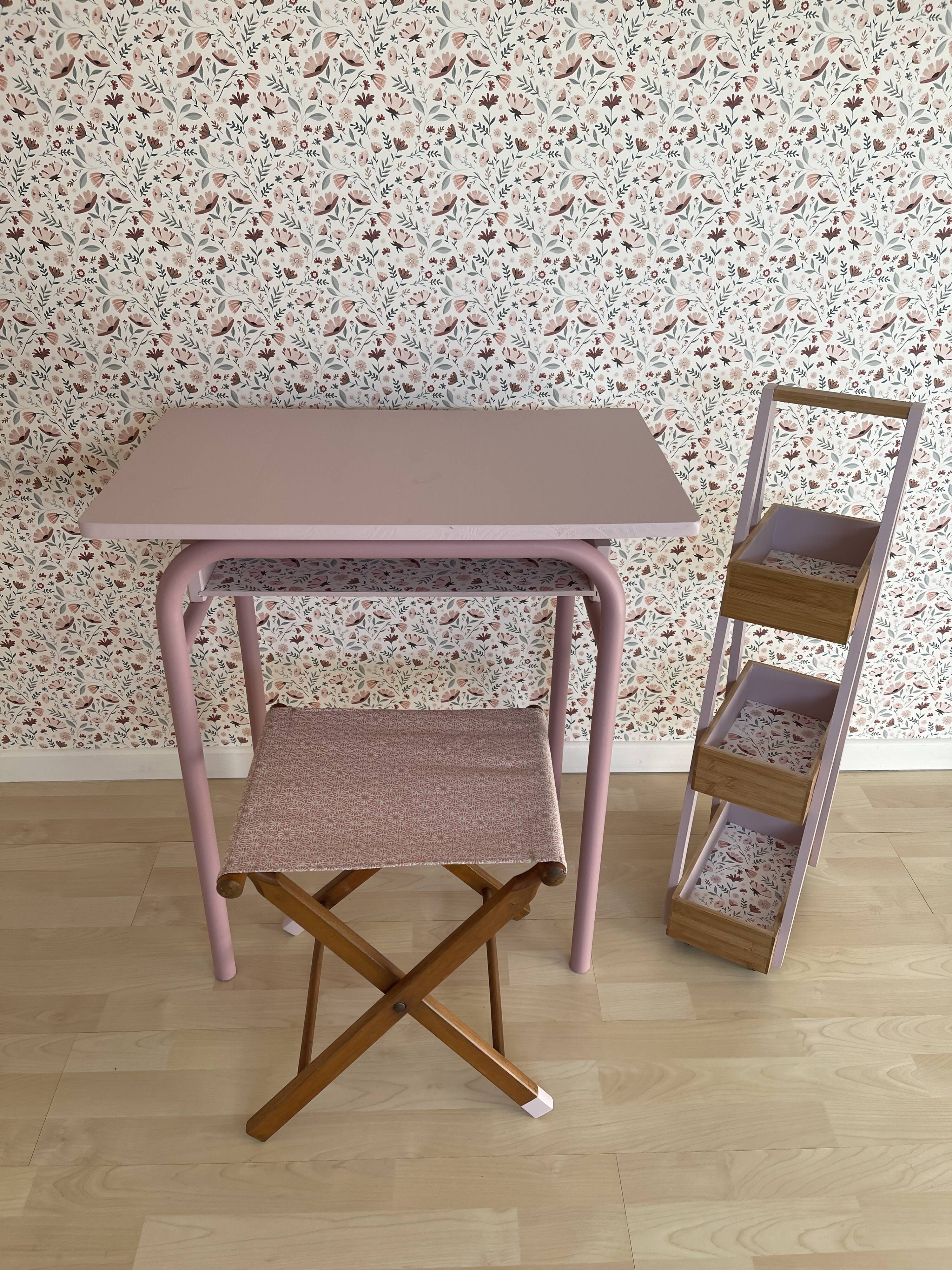 School desk assembly and its seat