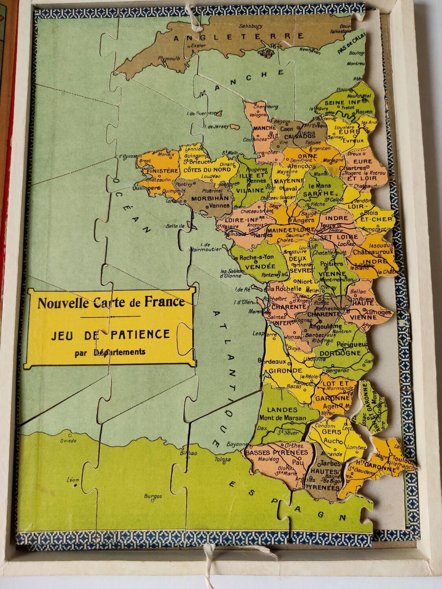 Patience game puzzle France by department Saussine antique