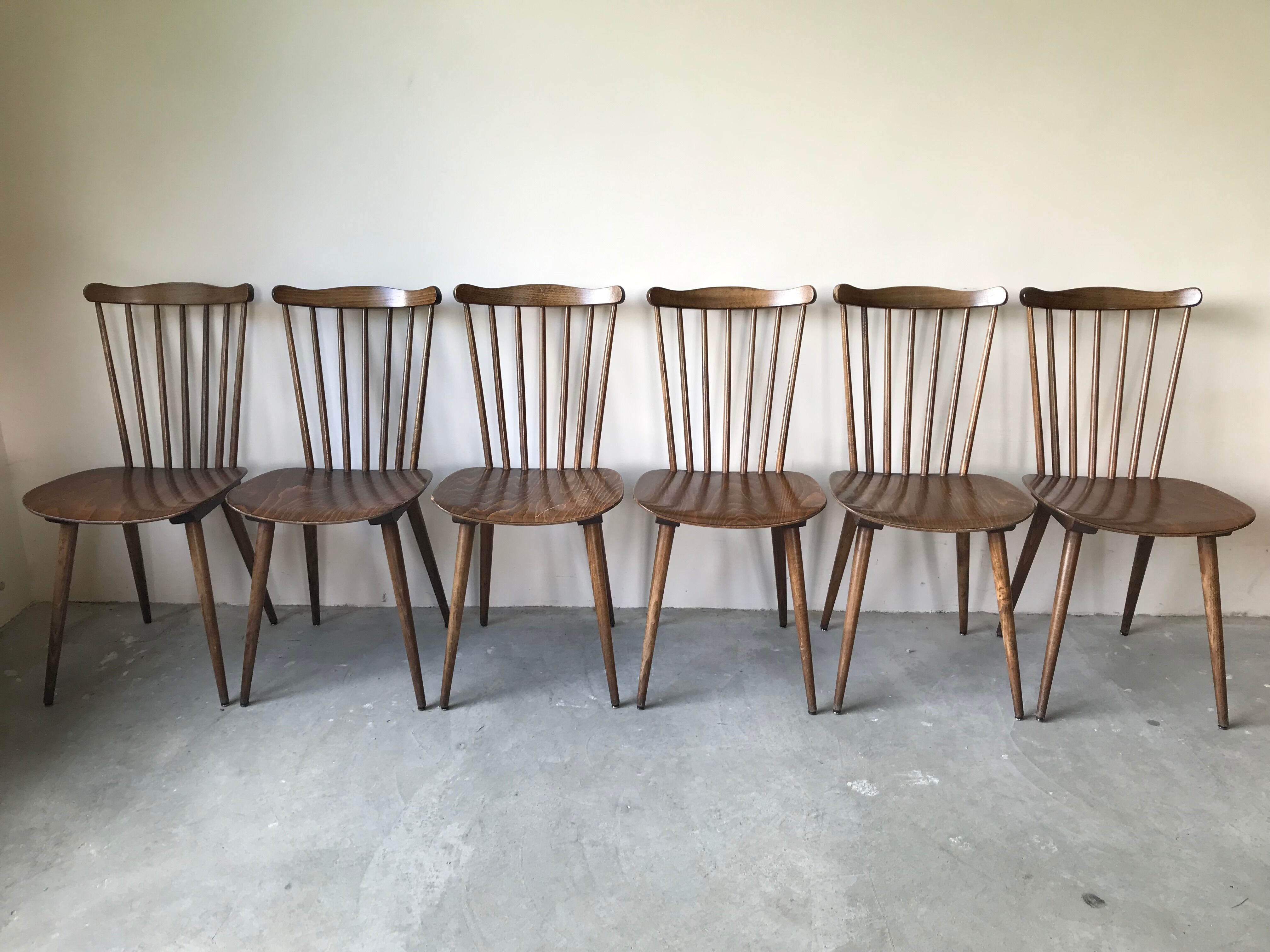 Suite de 6 chaises bistrot Menuet par Baumann, circa 1970.