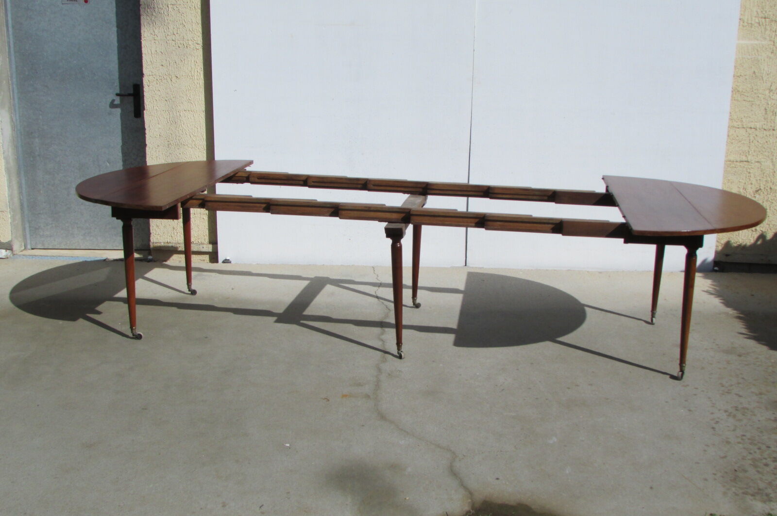 Beautiful round table 6 feet mahogany spindles, extendable