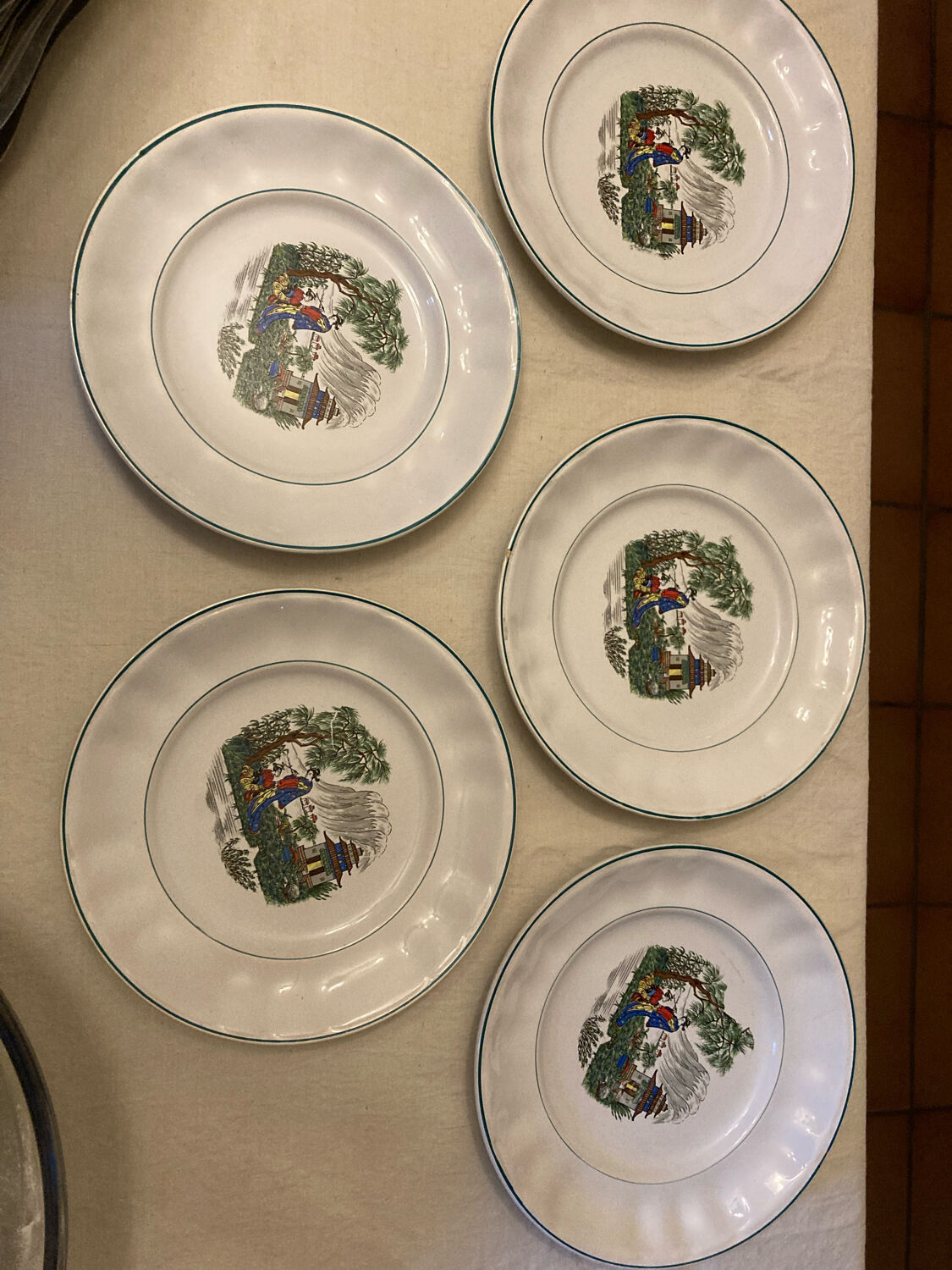 Lot De 5 Assiettes Rouges En Mélamine - Utilisées 1 Fois - État Impeccable