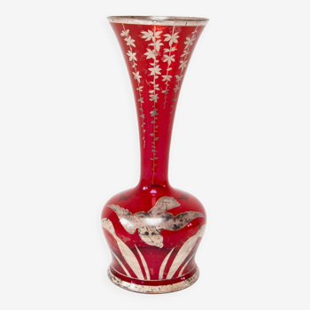 Ancien vase en verre rouge avec oiseau vers 1900