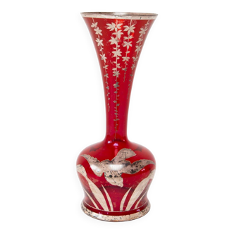 Ancien vase en verre rouge avec oiseau vers 1900