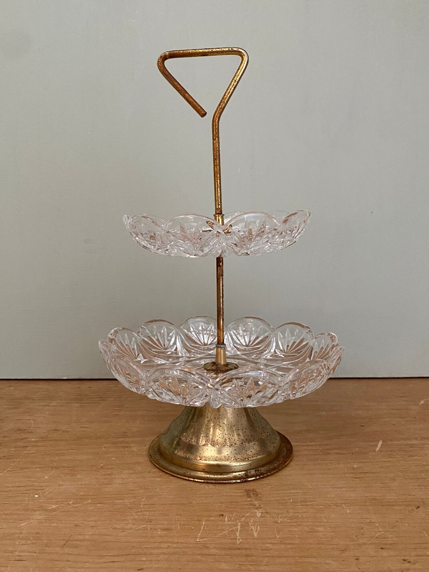 Porte bijoux ou serviteur vintage en verre ciselé et laiton