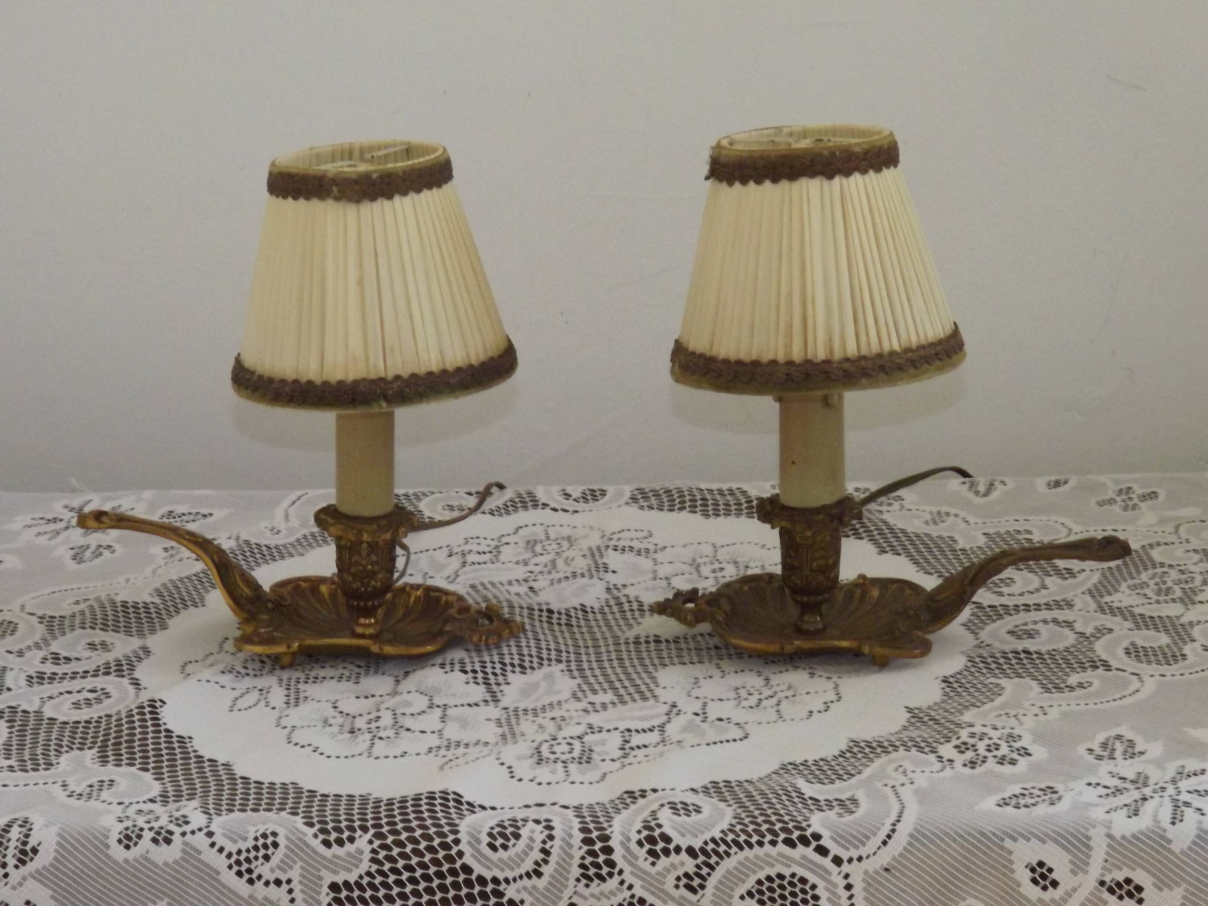 Paire de lampes candélabres vintage en bronze avec abat-jours en tissu plissé, France