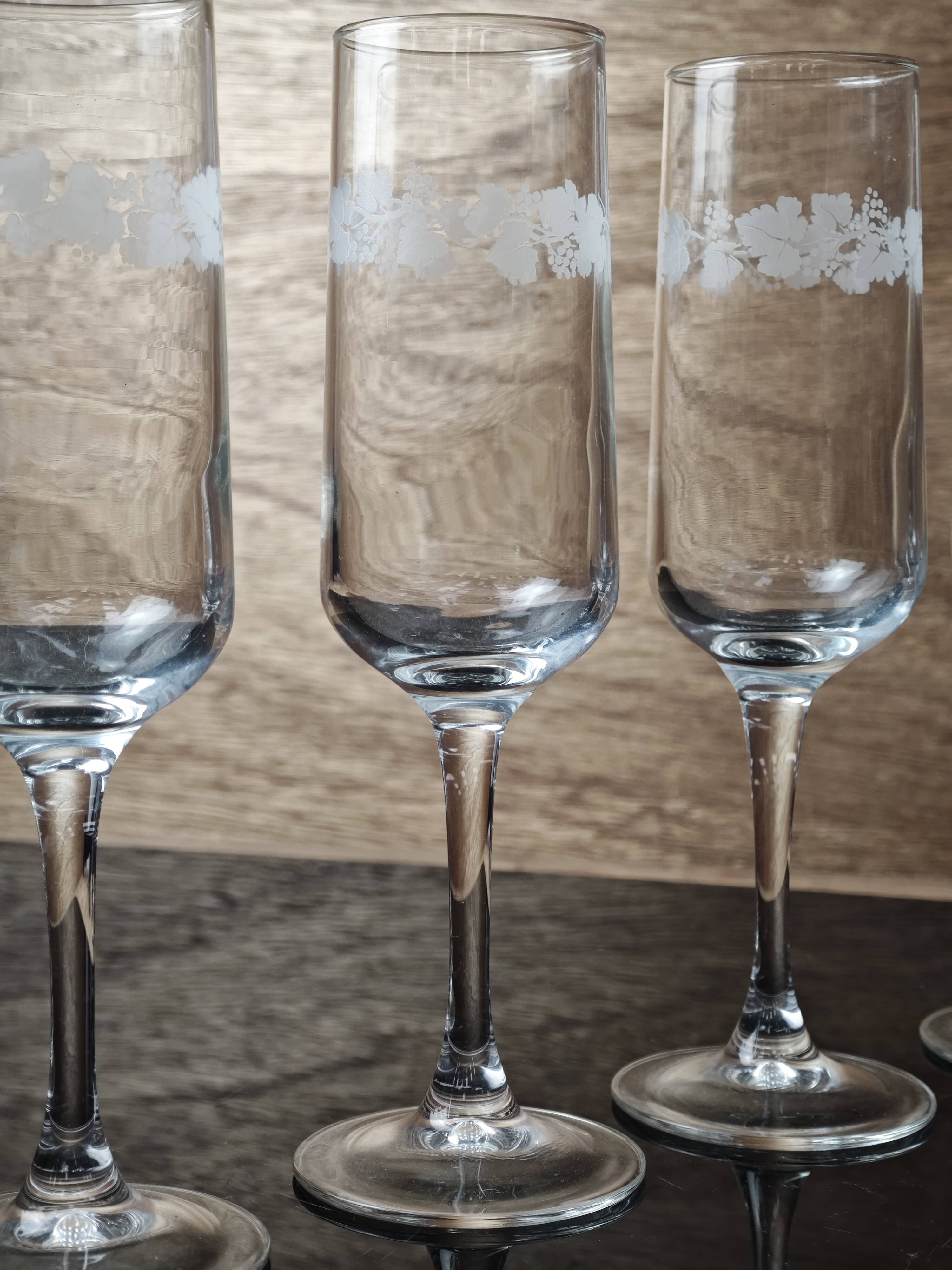 Set of 6 Luminarc Gourmet "Grabè" champagne flutes.