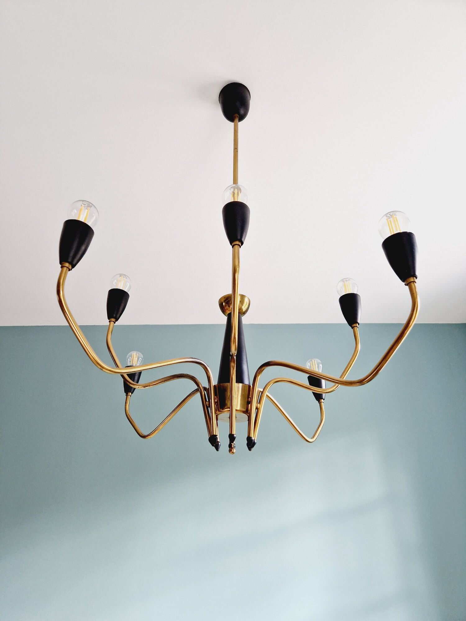 Spider chandelier in brass and black lacquered metal Italian design 1950s