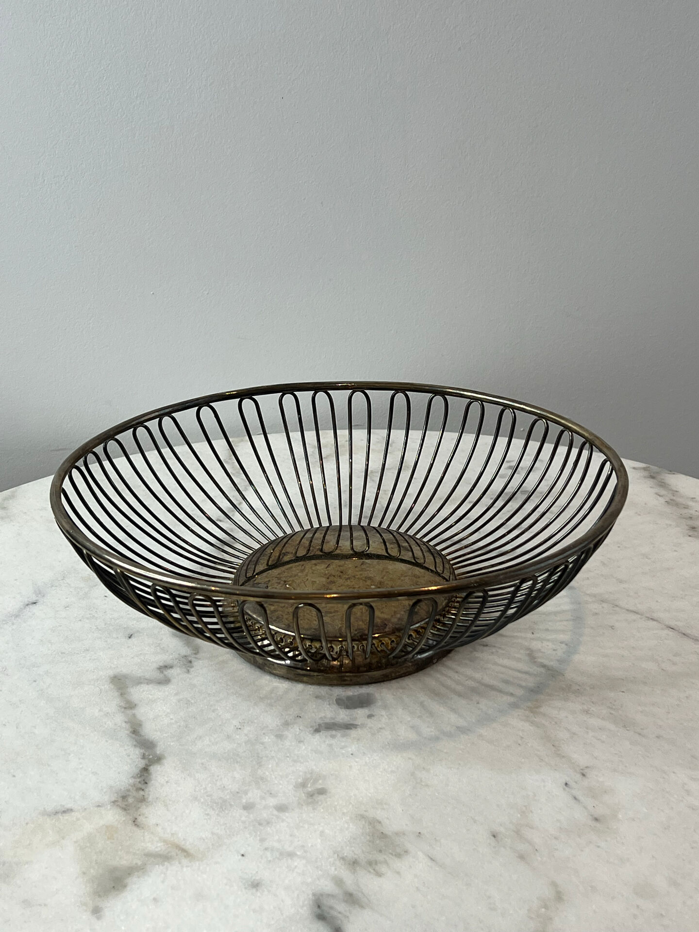 Elegant vintage design silver-plated wire planter