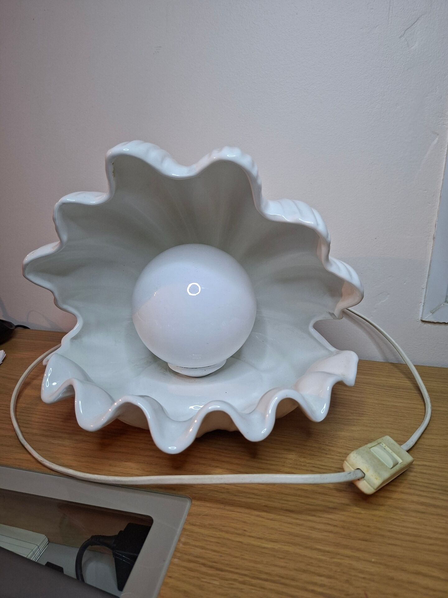 Vintage shell-shaped table lamp