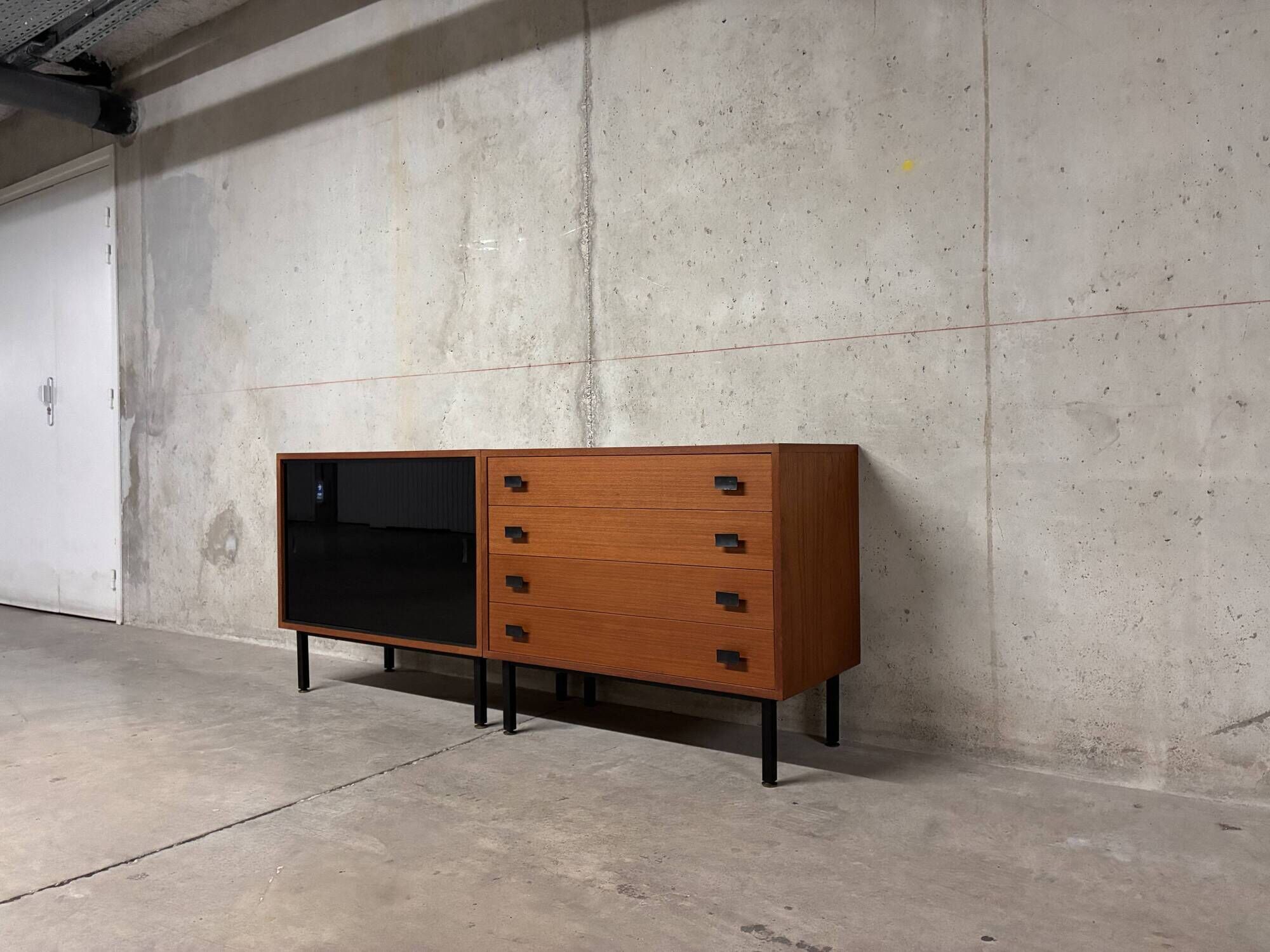 Enfilade vitrine commode moderniste teck Antoine Philippon et Jacqueline Le