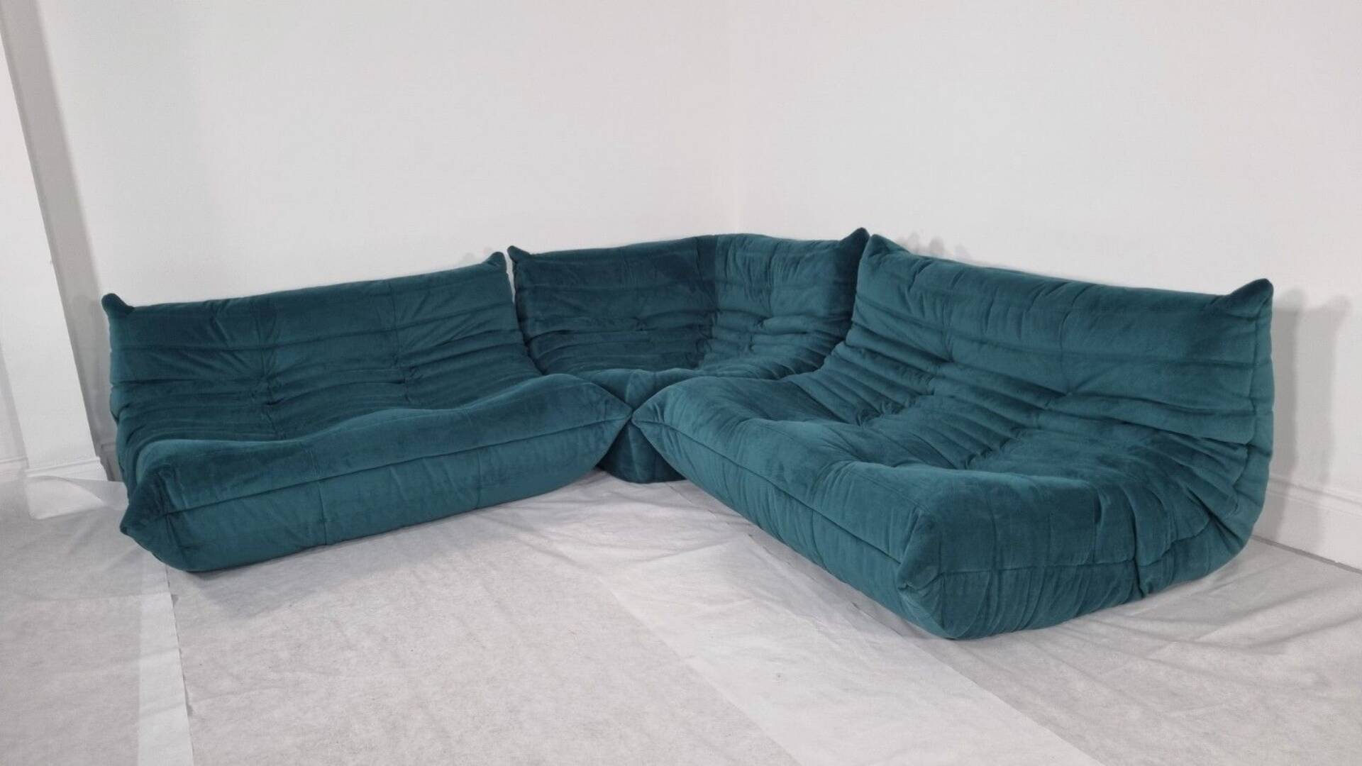 Ensemble Ligne Roset Togo 3 pièces en velours bleu canard .